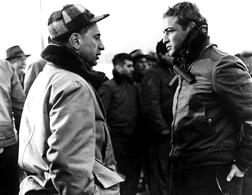 Miniatura 1 de Elia Kazan dirige a Marlon Brando en el lugar durante la producción de On the Waterfront 1954 Póster impreso (16 x 20)