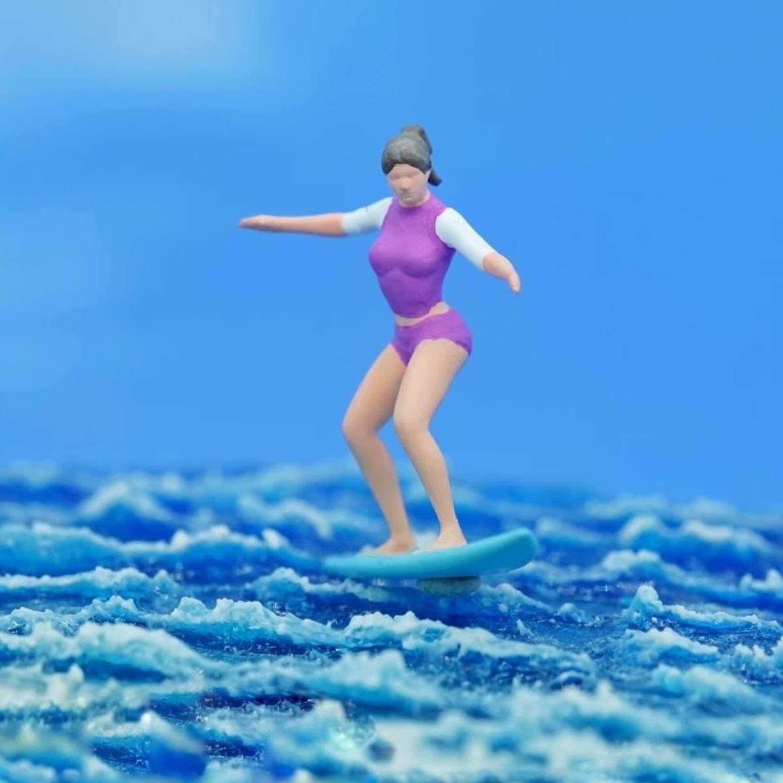 TOYANDONA Figurine de Surfeur Miniature en Résine 1:64 Portable et Réaliste pour Décoration D'étagère Thème Surf et Micro Aménagement, Vacances