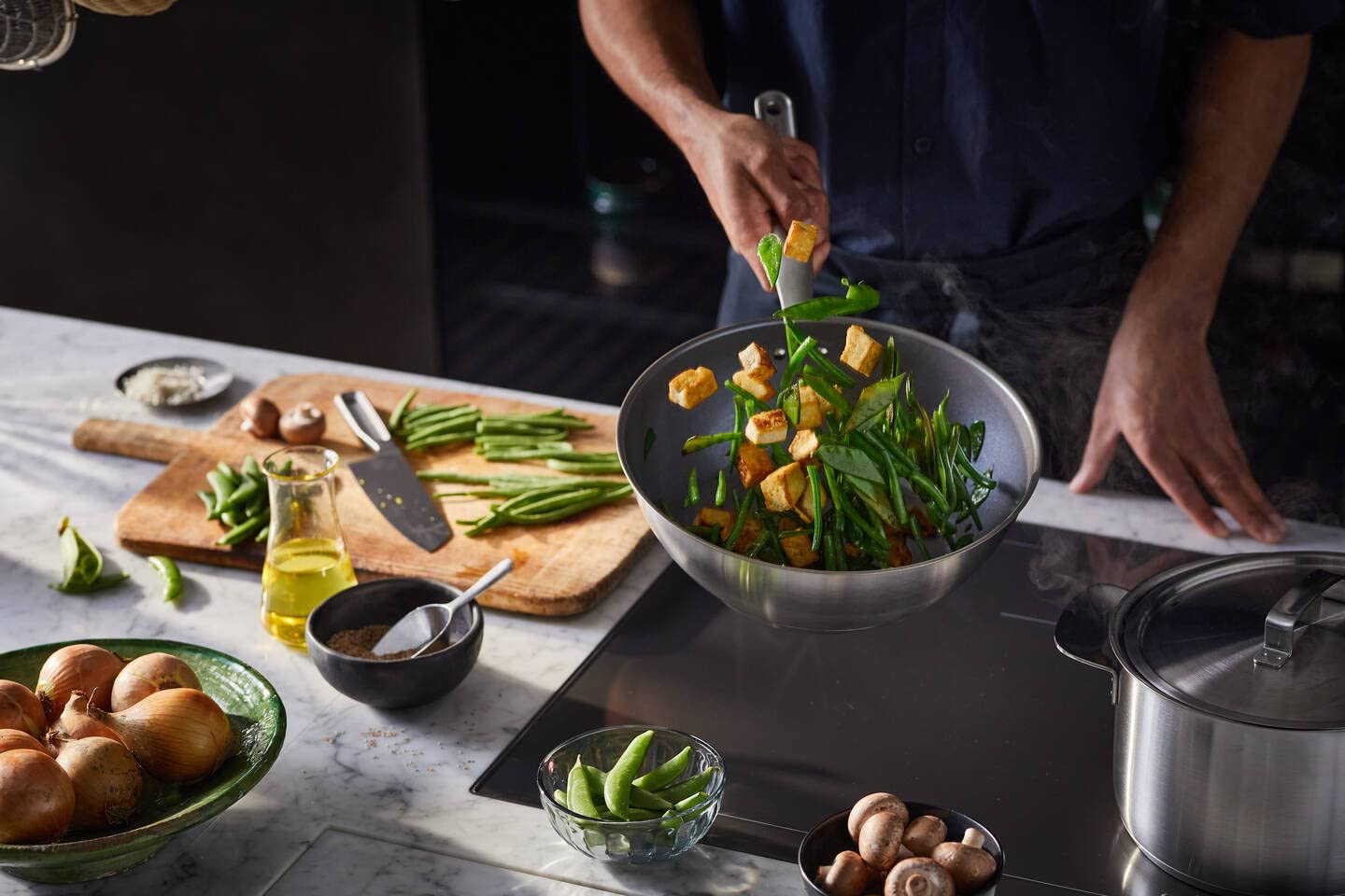 Fiskars Padella Wok, Ø 28 cm / 4,5 L, Padella Rivestita, Adatta per Tutti i Piani Cottura, Acciaio Inox Riciclato, All Steel, Argento, 1064747