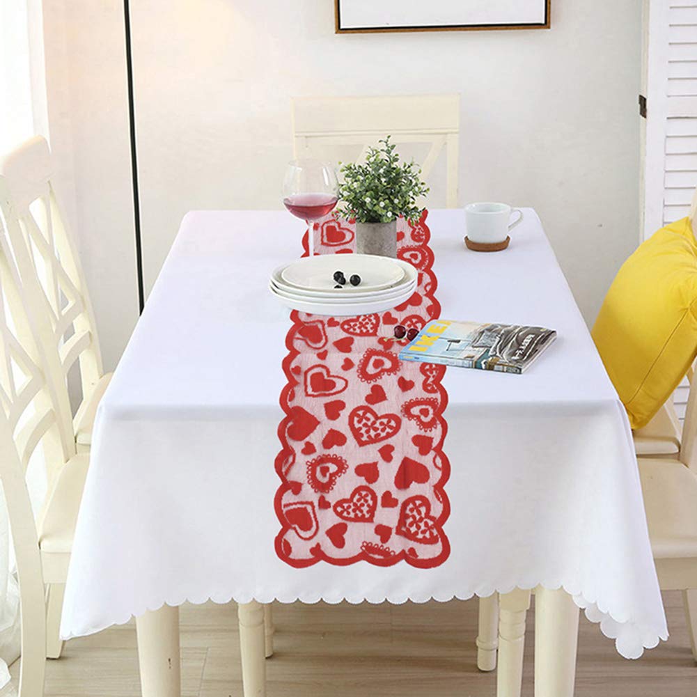 Rode hartvormige tafelloper voor Valentijnsdag, decoratie voor de keukentafel op een