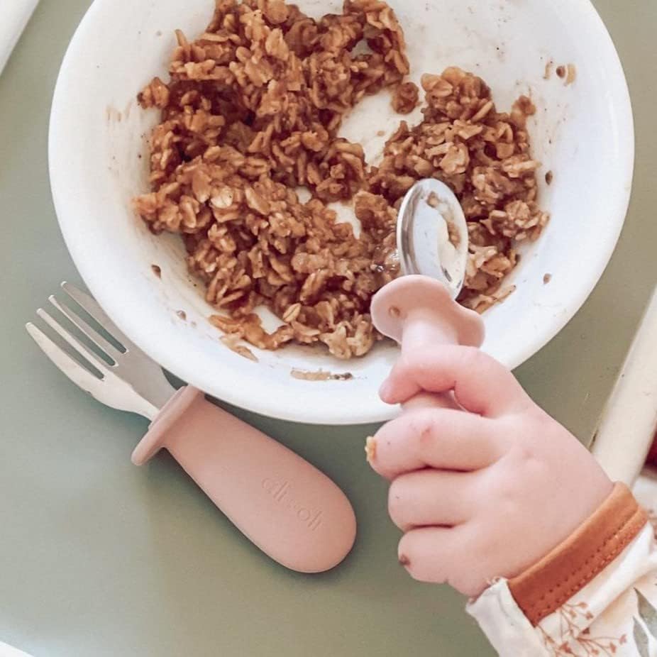 Miniatura 7 de Ali+Oli Juego de aprendizaje de cuchara y tenedor para niños pequeños (azul polvo) de 6 meses + agarrar, mango de silicona de grado alimenticio,