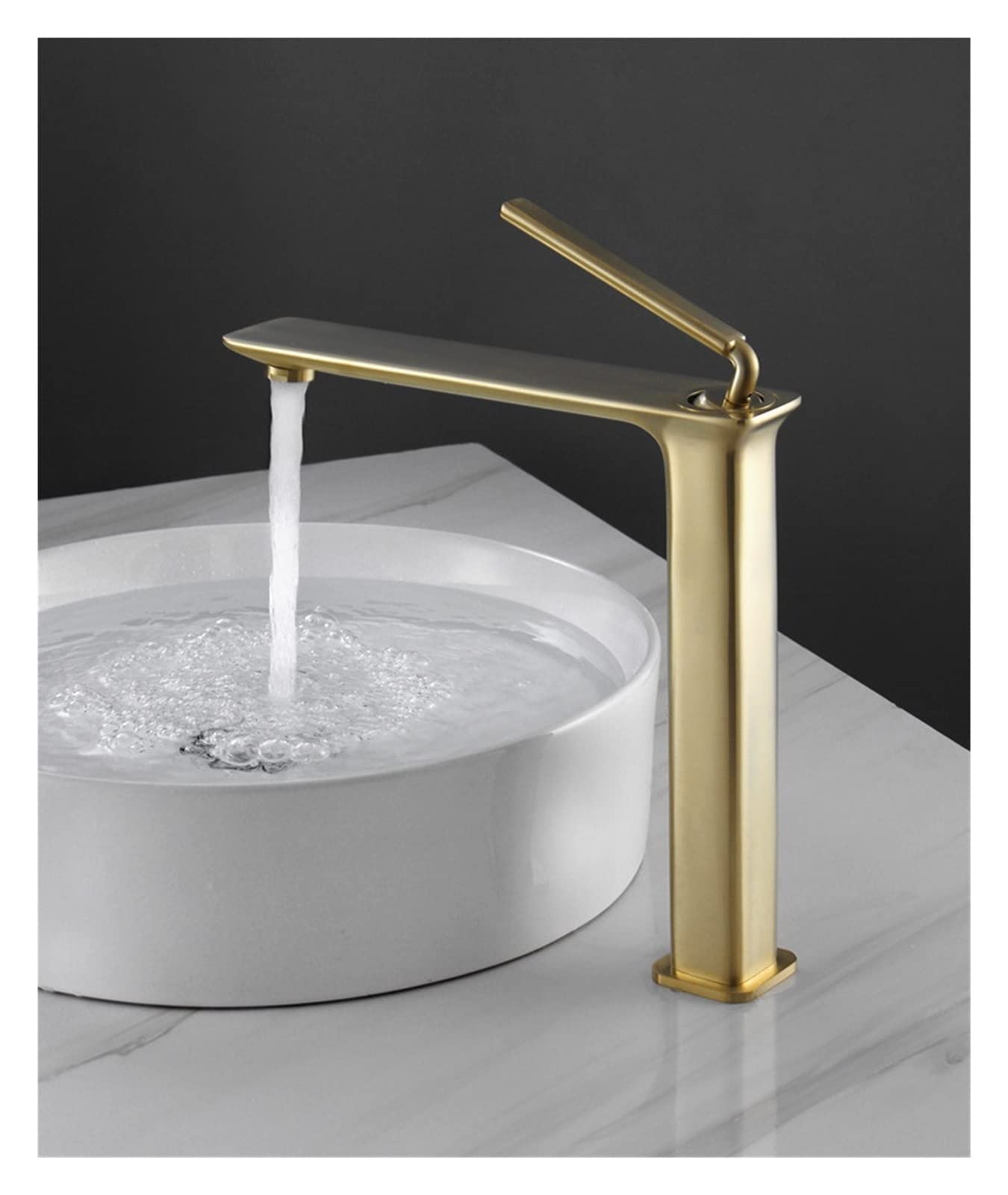 Mitigeur de salle de bain noir et or brossé pour créer une ambiance spa à la maison