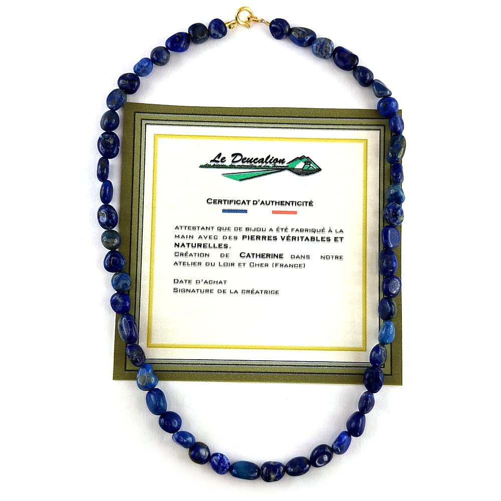 Collana blu con perle naturali di lapislazzuli (non tinto) a forma di piccoli ciottoli irregolari. Chiusura ad anello a molla in argento 925 o ottone placcato oro.