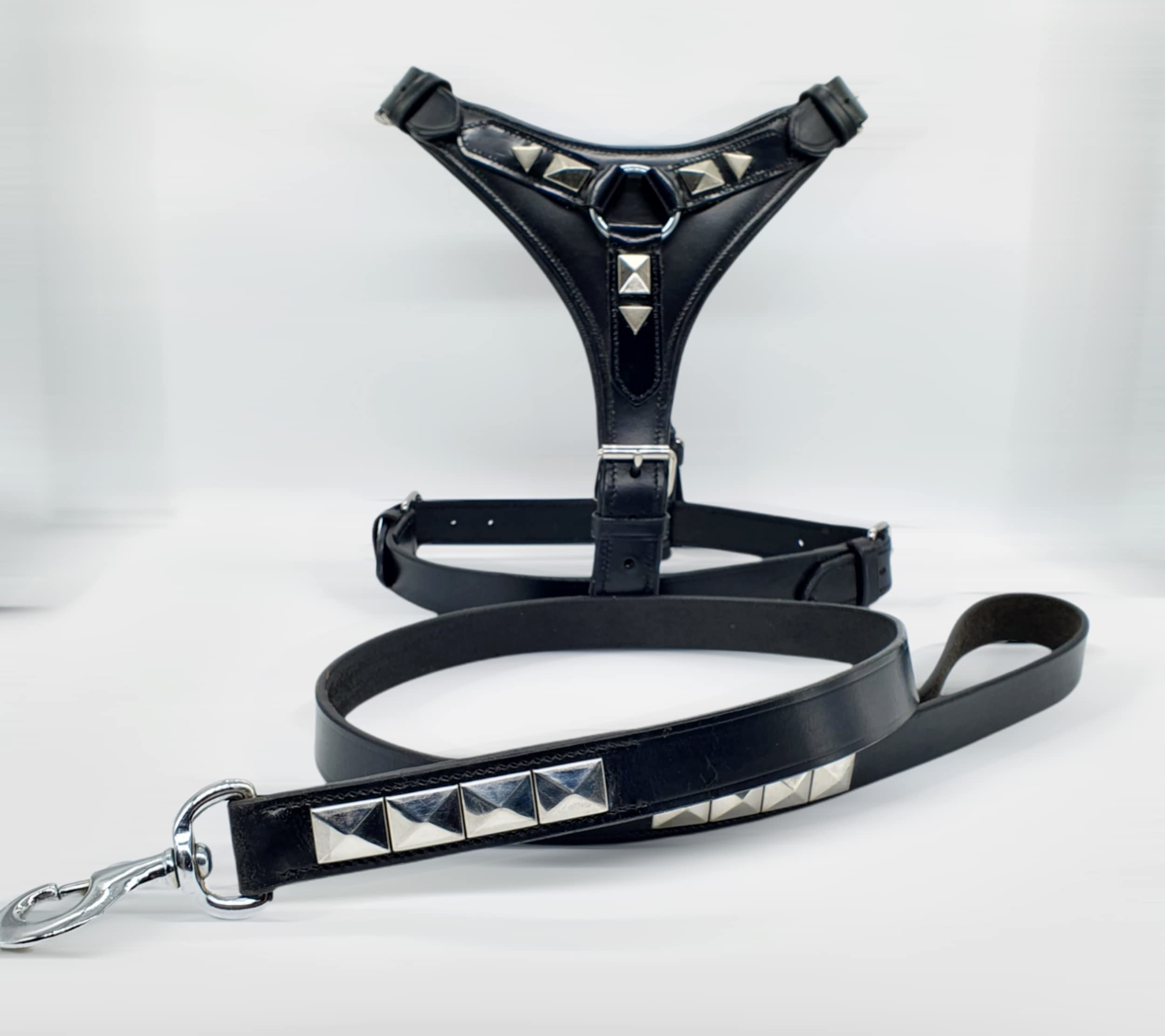 Arnés de piel auténtica resistente para perros grandes, chapado en cromo para perros grandes, de 29 a 35 pulgadas, pecho con correa de perro, color negro