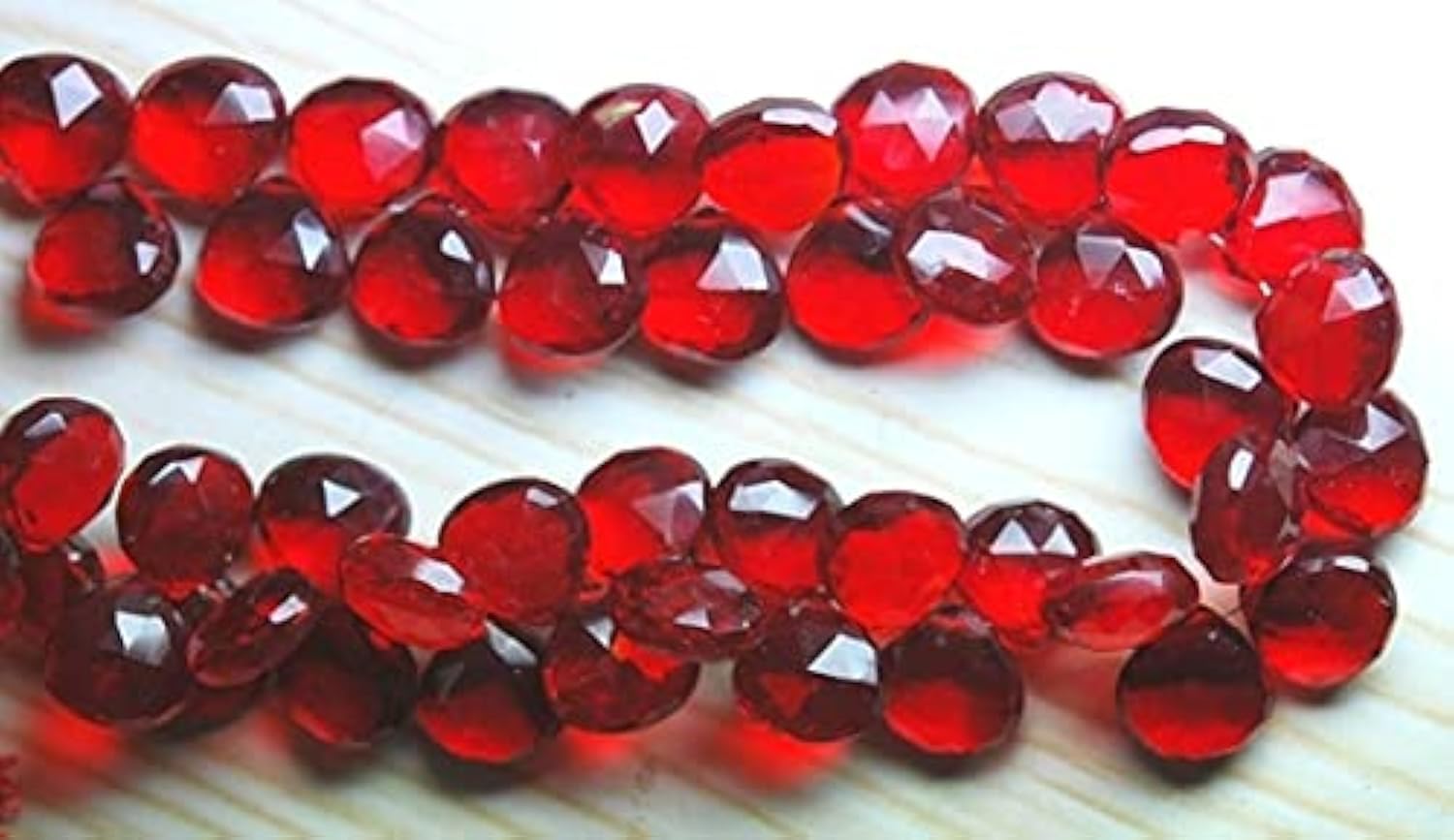 Quartz rouge rubis en cœur briolette LKBEADS, l'éclat de la haute joaillerie