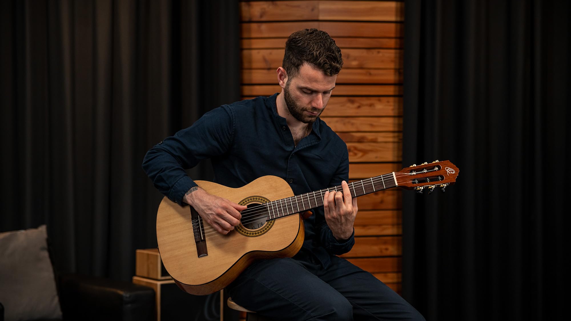 Ortega Guitars Konzertgitarre Einsteiger Set – Picker’s Pack – Inkl. Gigbag, Stimmgerät, Plektren, Gurt, Saiten, Ständer – Fichte, Katalpa, Natur (RPPC34)