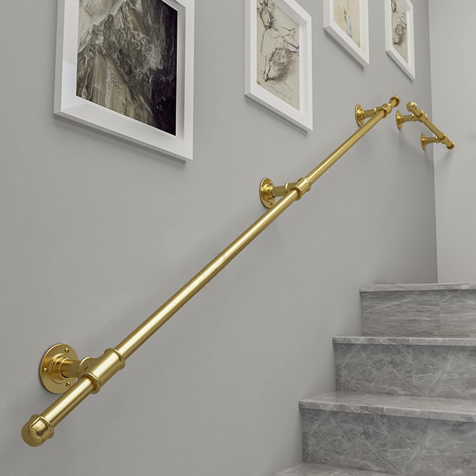 Barre d'appui d'escalier extérieure dorée pour sécuriser l'accès au jardin et au porche de 2m