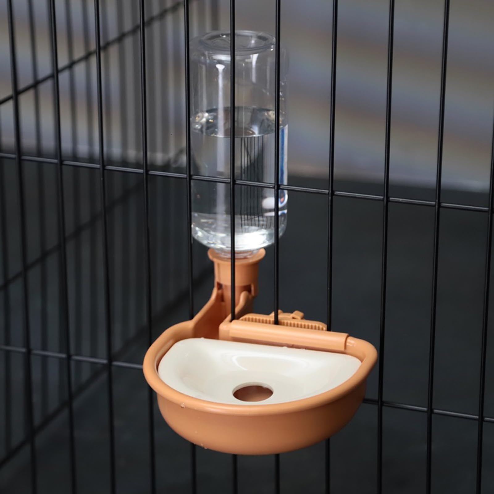 Refoiner 犬 水飲み器 給水器 猫 水飲み器ペット自動給水器 犬 給水ボトル 犬のみずのみ器こぼれない ゲージ用犬用水入れ・ウォーターボトルプラスチック製ペット 水飲み器 ペットボトルウサギ 水飲み ペット用品 取付け簡単 お留守番対応(オレンジ,480ml)