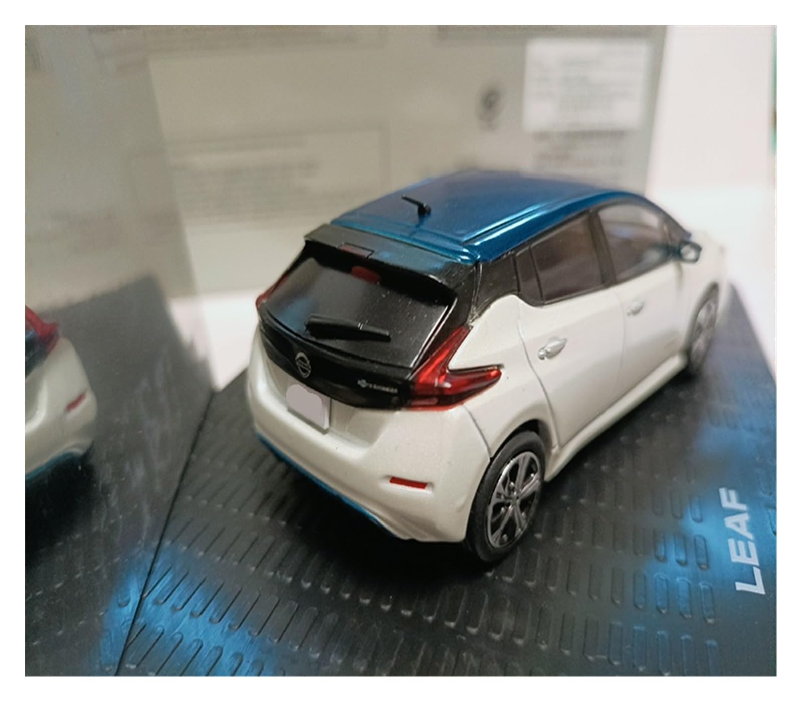 Amazon | ミニカーモデル ホワイト 1:43 スケール 日産リーフ 合金ダイ