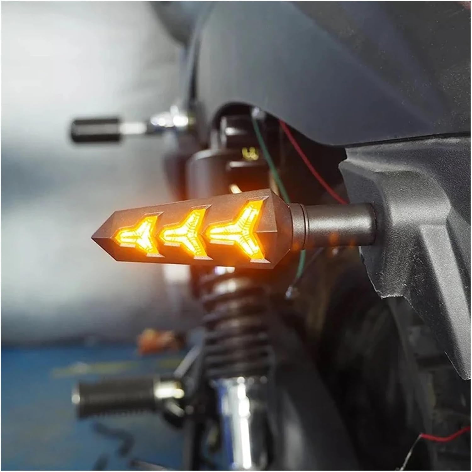 Mini uniwersalne wskaźniki Kierunkowskazy motocyklowe 4 szt. Uniwersalne kierunkowskazy motocyklowe LED z płynącą wodą, elastyczne, giętkie, migoczące, bursztynowe