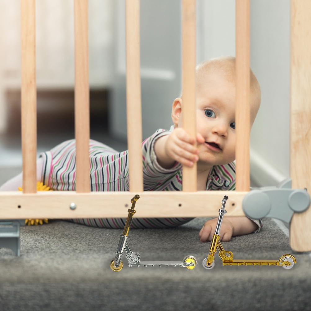 4PCS Finger Skateboards Toy Mini Finger Toy, 10.5 * 4.3 * 8.5cm Mini Scooter Model (Golden)