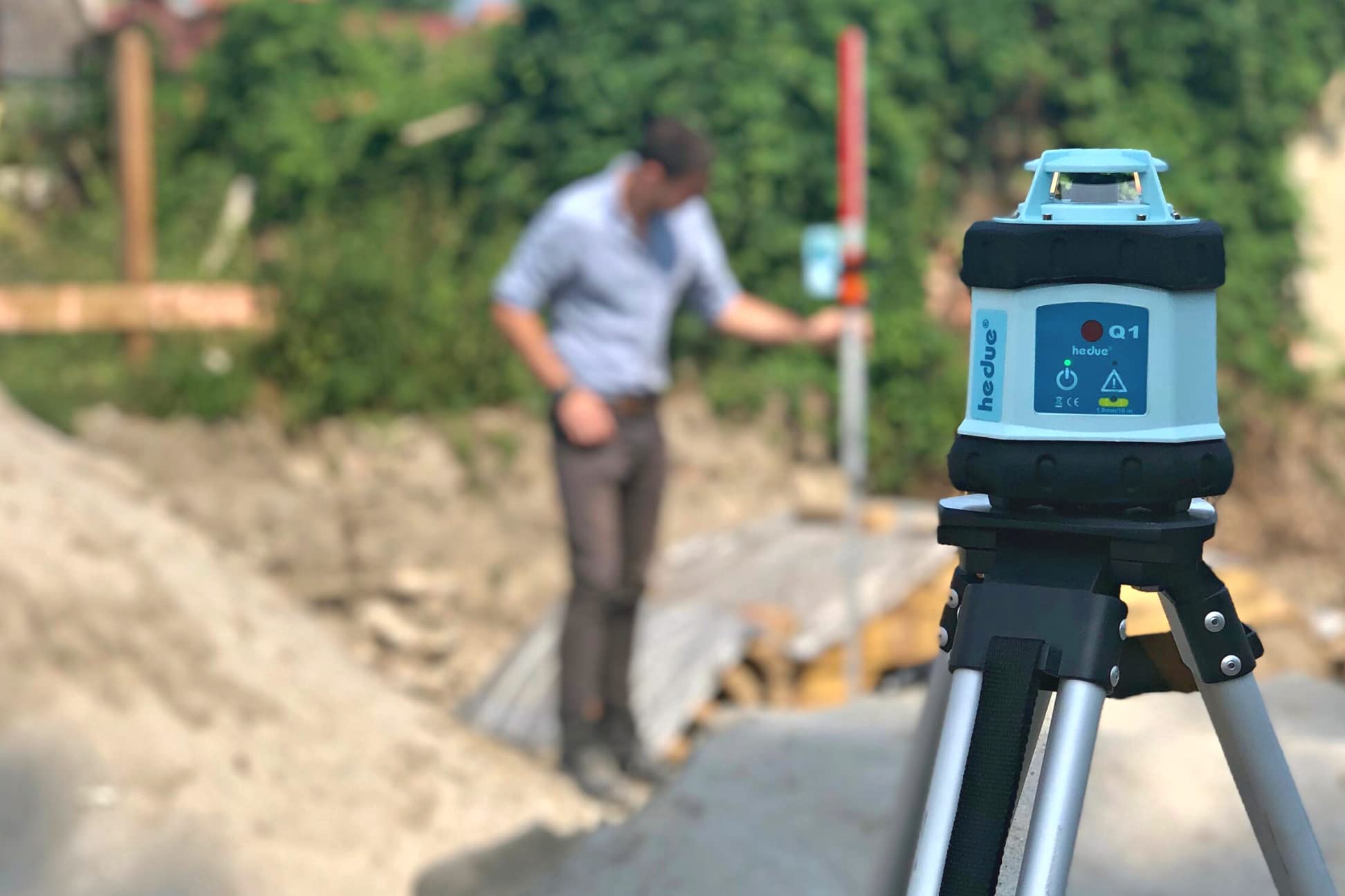 Laser rotante Q1 – laser rotativo autolivellante con raggio laser rosso, in valigetta grande (con treppiede, telecomando, ricevitore laser, piastra di livellamento, caricabatterie)
