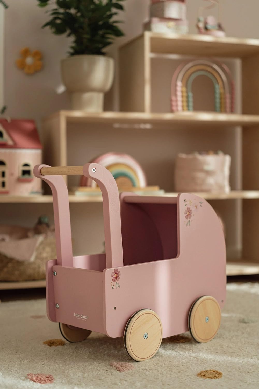 Little Dutch Cochecito para muñecas de madera, incluye ropa de cama, ruedas de goma, flores blandas, color rosa