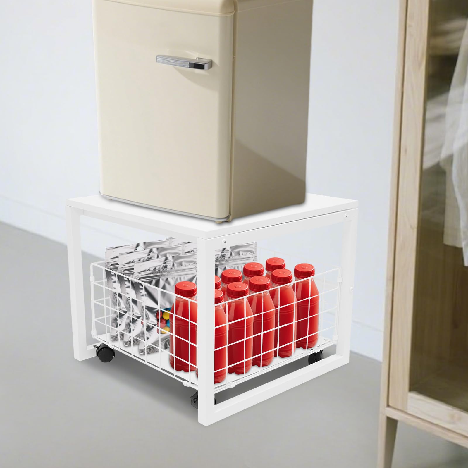 Lodówka zamykana, montowany na ścianie, stojak na lodówkę z koszem, nośność 50 kg, 8 rolek z hamulcami, do kuchni/salonu/biura – regulacja wysokości (biały)