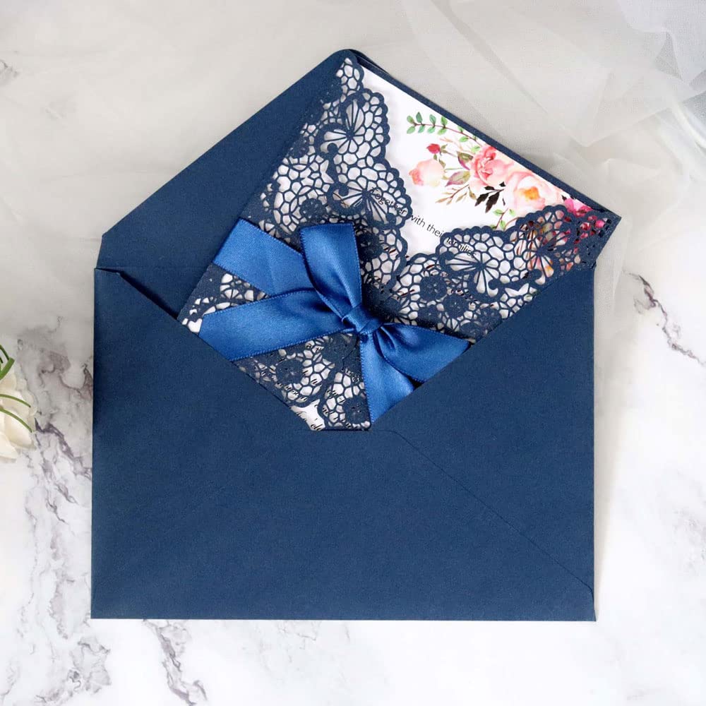 Invitations de mariage en dentelle blanche pour sceller votre promesse d'amour