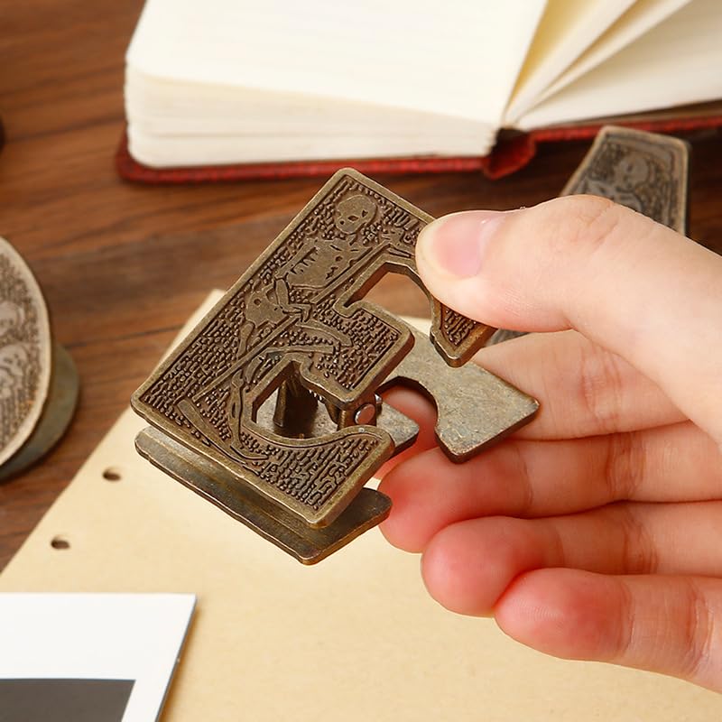 Pince en métal vintage lettre E en laiton coloré pour magnifier vos carnets