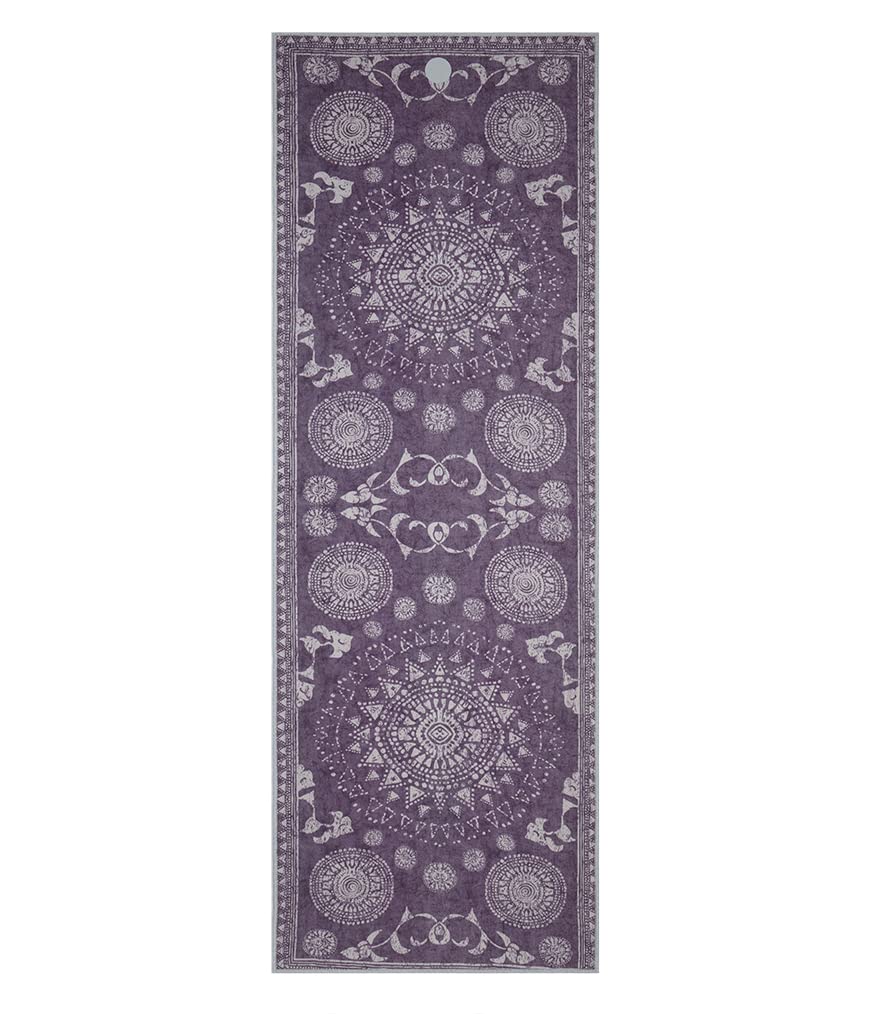 Manduka Yogitoes Toalla para Esterilla de Yoga, Ligera, Microfibra de Secado rápido, tecnología Antideslizante, Uso en Yoga Caliente, Vinyasa y Power, 180 cm, Morado Geija