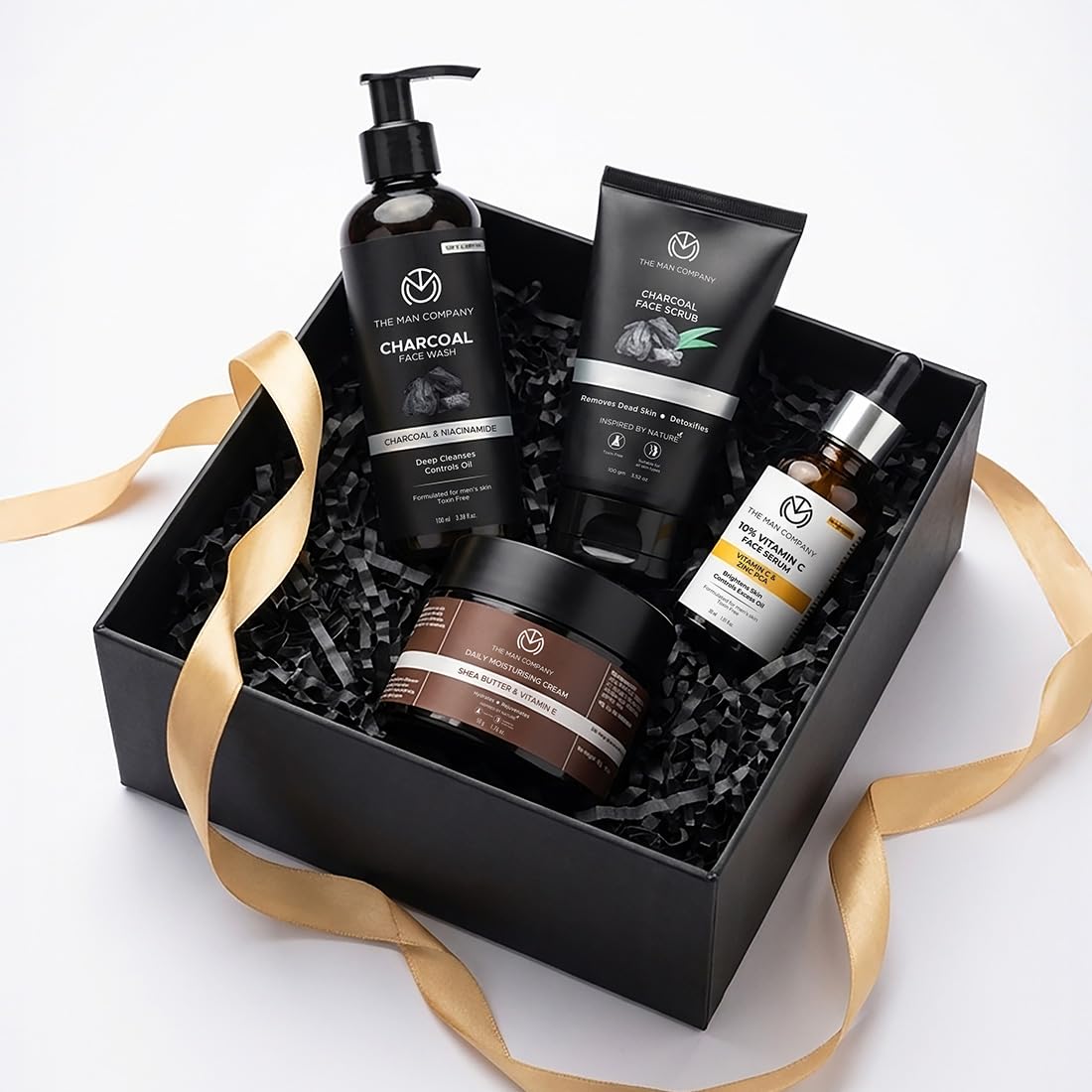 The Man Company Kit viso Face on Point con siero alla vitamina C, detergente viso e scrub viso al carbone, crema idratante quotidiana, pelle morbida ed elastica, set regalo per lui