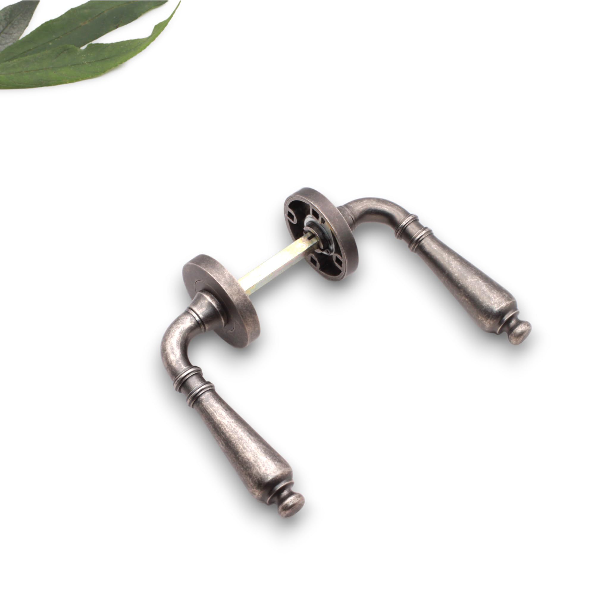 Maniglia a leva tradizionale in peltro nero antico su rosetta rotonda, maniglia per porta in stile vintage inglese in ottone massiccio con molla resistente