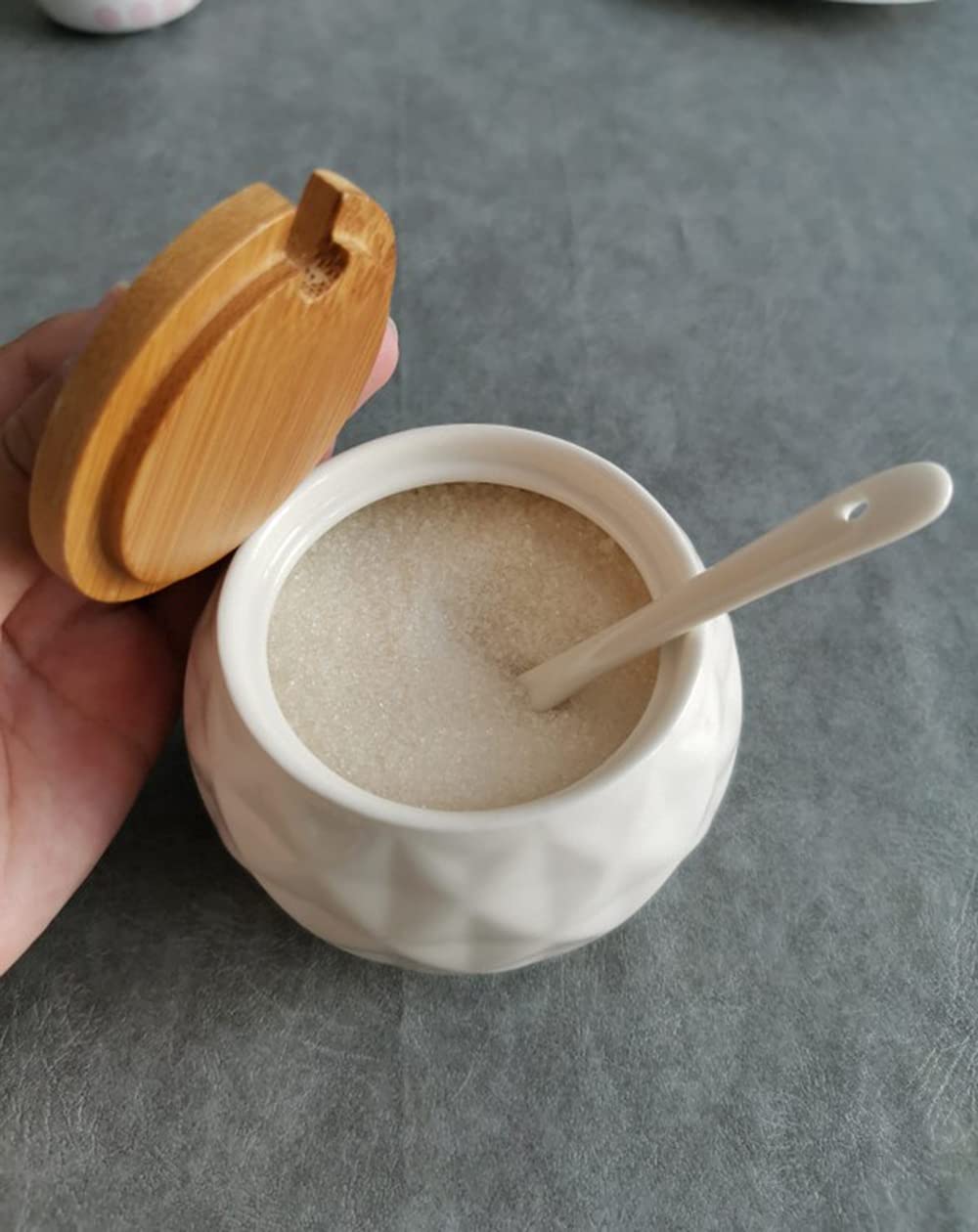 HLTYGWX Azucarero de cerámica para condimentos con Cuchara, Tapa de Madera para el hogar, Caja de Salsa de Soja, Herramienta de Almacenamiento de Cocina para Sal y Chile(A)
