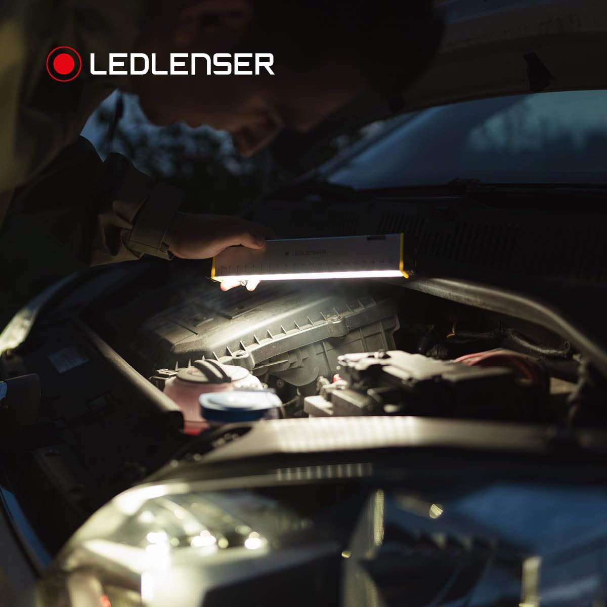 Ledlenser AF2R Work Akku-Flutlichtstrahler, 1000lm, bis zu 35h Laufzeit, | Magnetische, tragbare Arbeitsleuchte, IP54, 7000 K Weißlicht, kabellos, inkl. Haken, USB-C, 332g, LED-Leuchte für Heimwerken