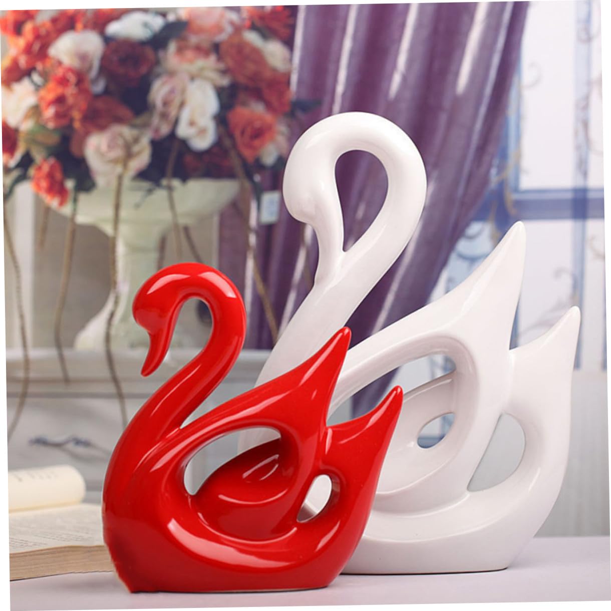 Housoutil 2 Stück Keramik Schwan Paar Skulpturen Rot Weiß Minimalistische Wohnzimmerdekoration Romantische Wohndeko für Paare und Hochzeit Glatte Oberfläche Geschenkidee