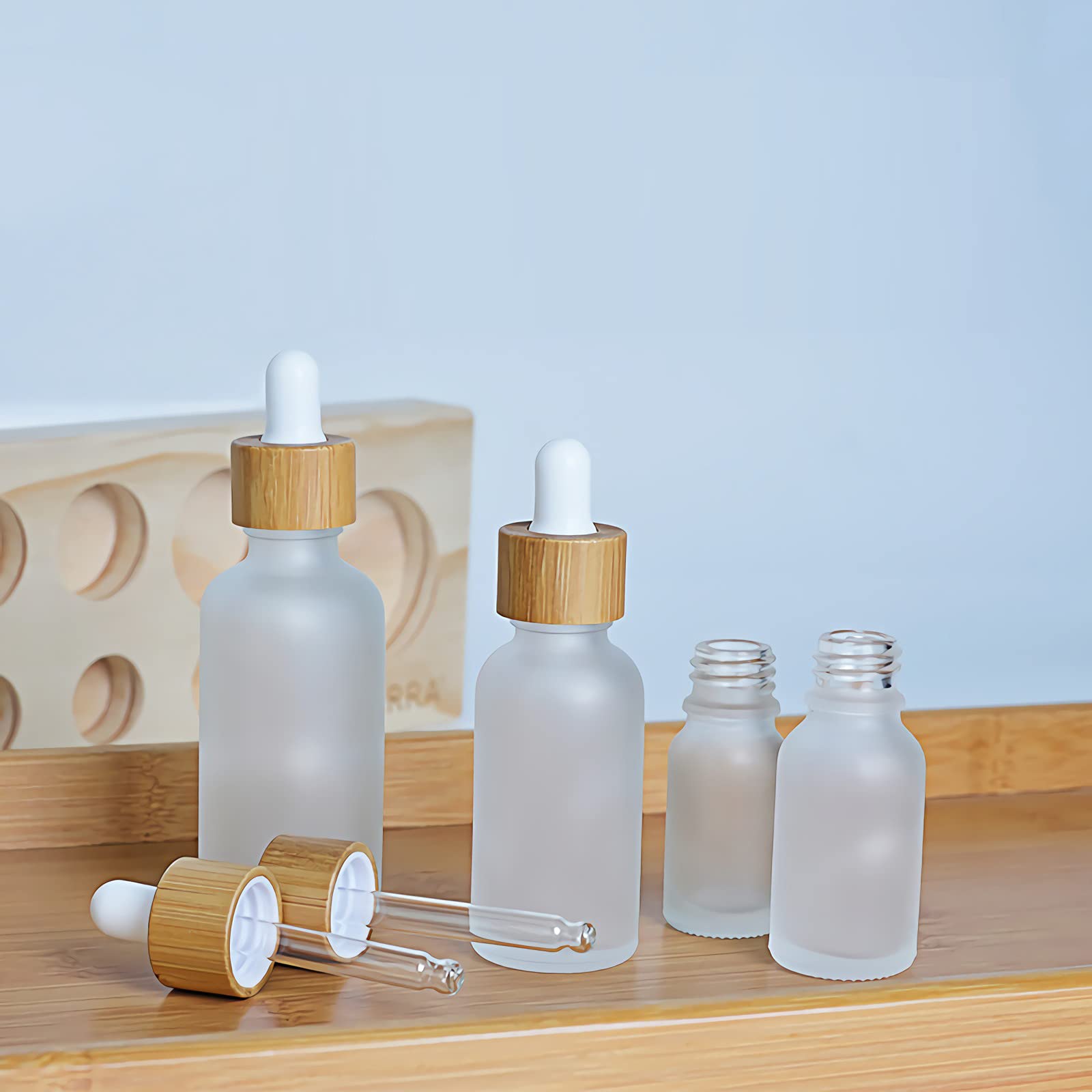 Sprühflasche aus Kunststoff, 12er-Pack, 20 ml, leer, mattiert, transparent, Glastropfer mit Glaspipetten, Bambus-Schraubverschluss für ätherische Öle, Aromatherapie-Misc