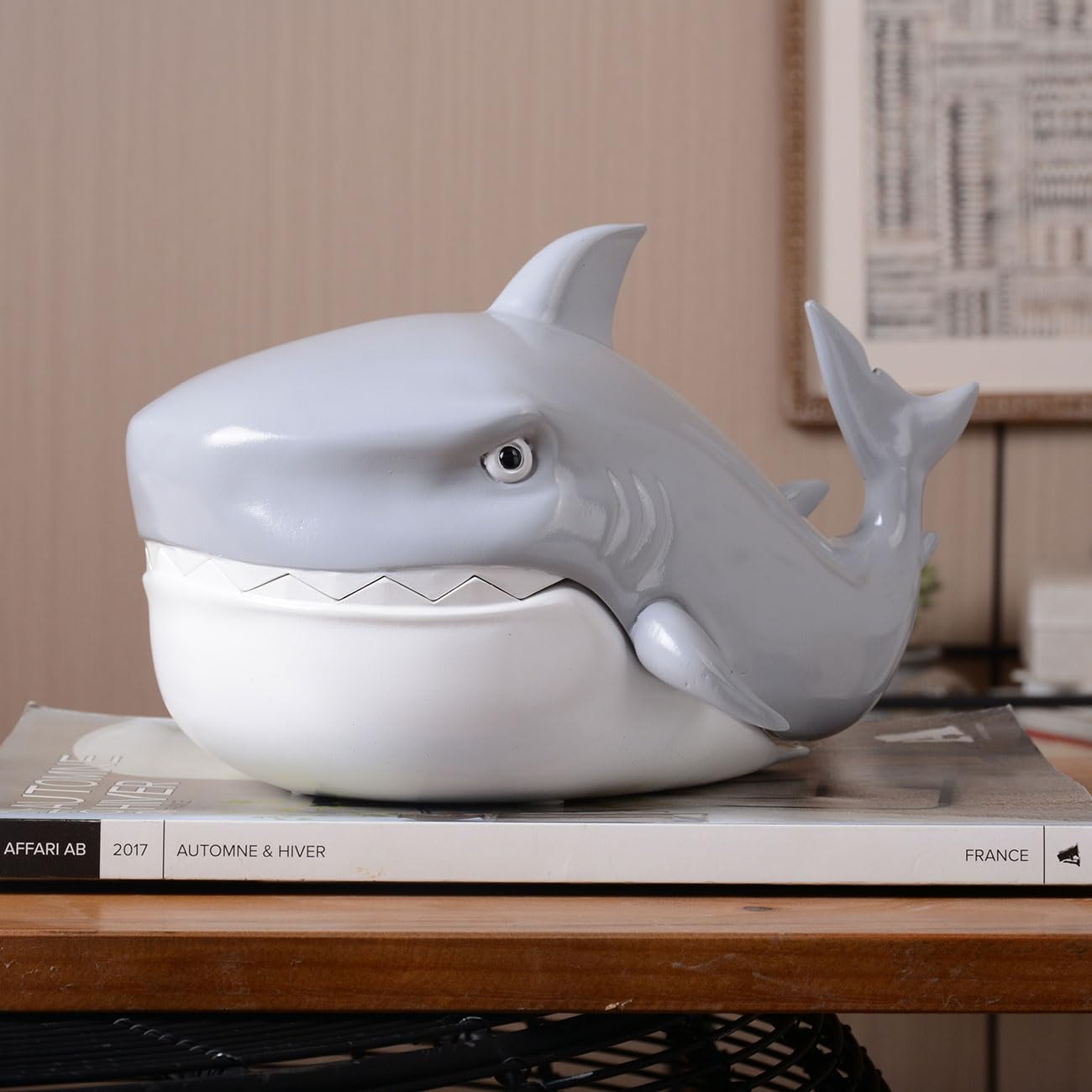 HAUCOZE Boite Biscuits Boîte à Bonbons, Requin Sculpture Océan Statue Moderne Sculpture Cadeau Objet Decoratif pour Cookies Stockage 26cm