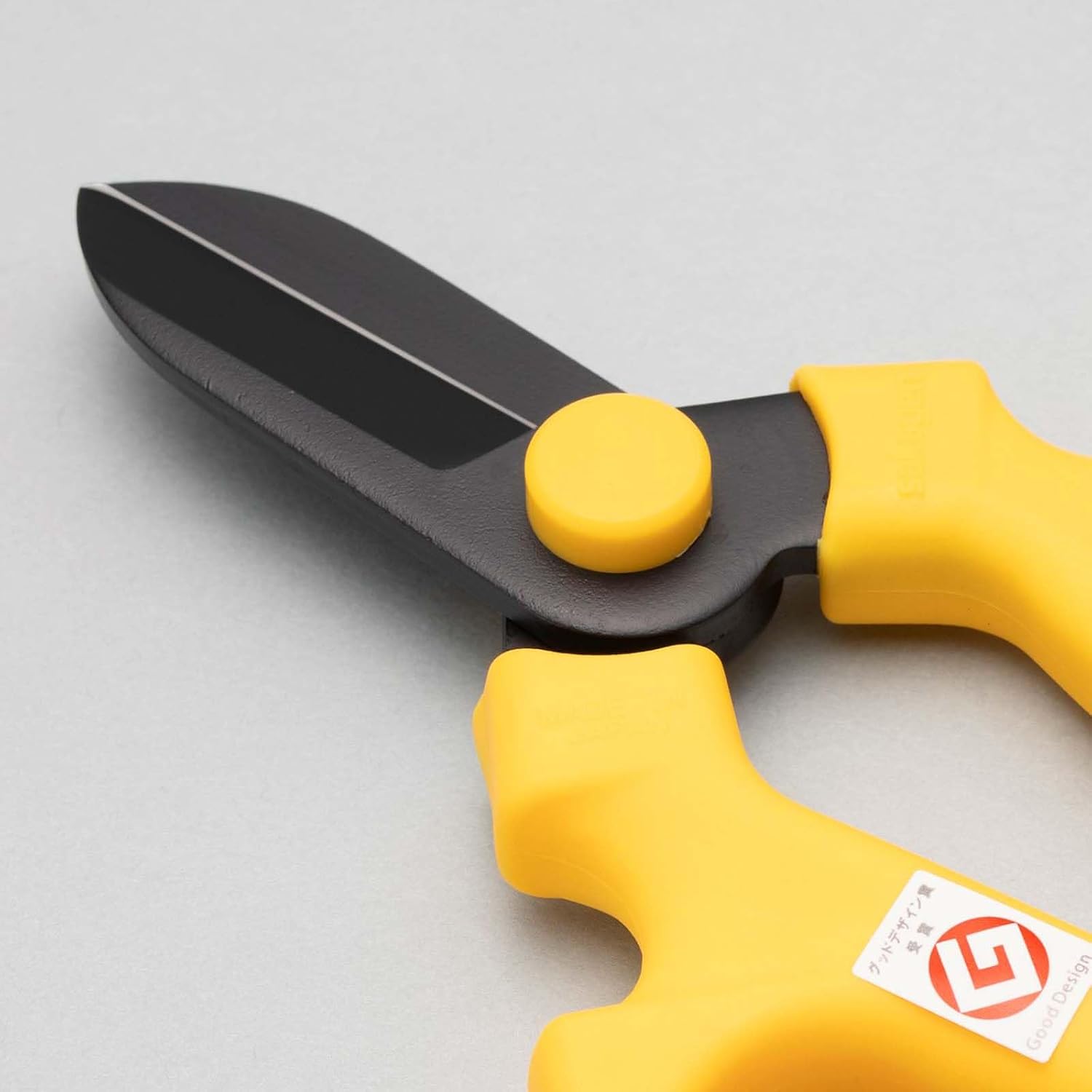 Sakagen Hand Creation F170 Black Blade Series (Yellow) Carbon with Fluorine Coating that is highly durable and wear-resistant about twice as stronger than conventional products.