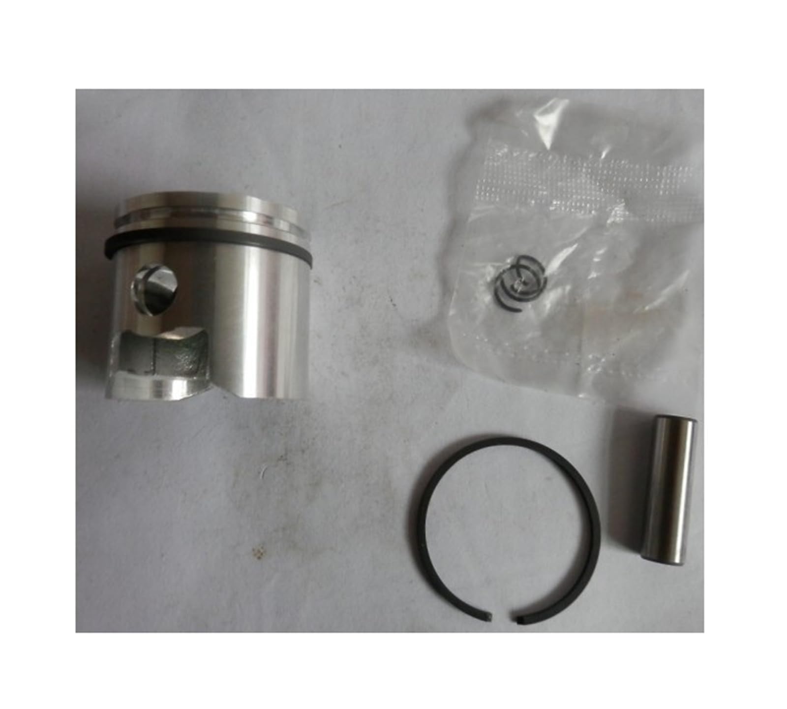 Kit piston C242 pour réparation de débroussailleuse T242 et taille-haie AH242