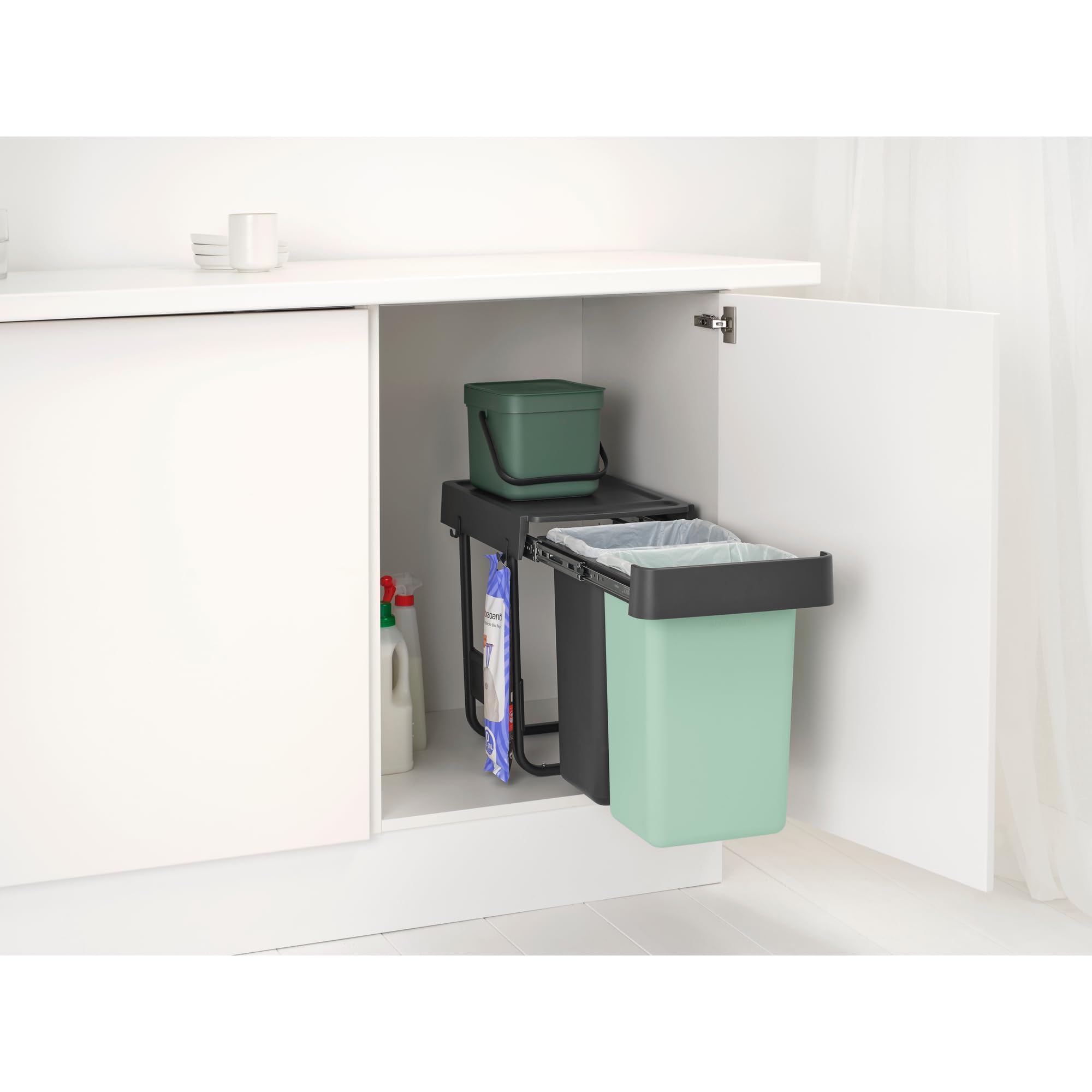 Brabantia Sort & Go Ausziehmülleimer | 2 x 15 l Einbaumülleimer für die Unterschranktür | Integrierte Doppel-Mülltrennungseinheit, leichtgängige Schiene, herausnehmbarer Inneneimer | Grey & Green