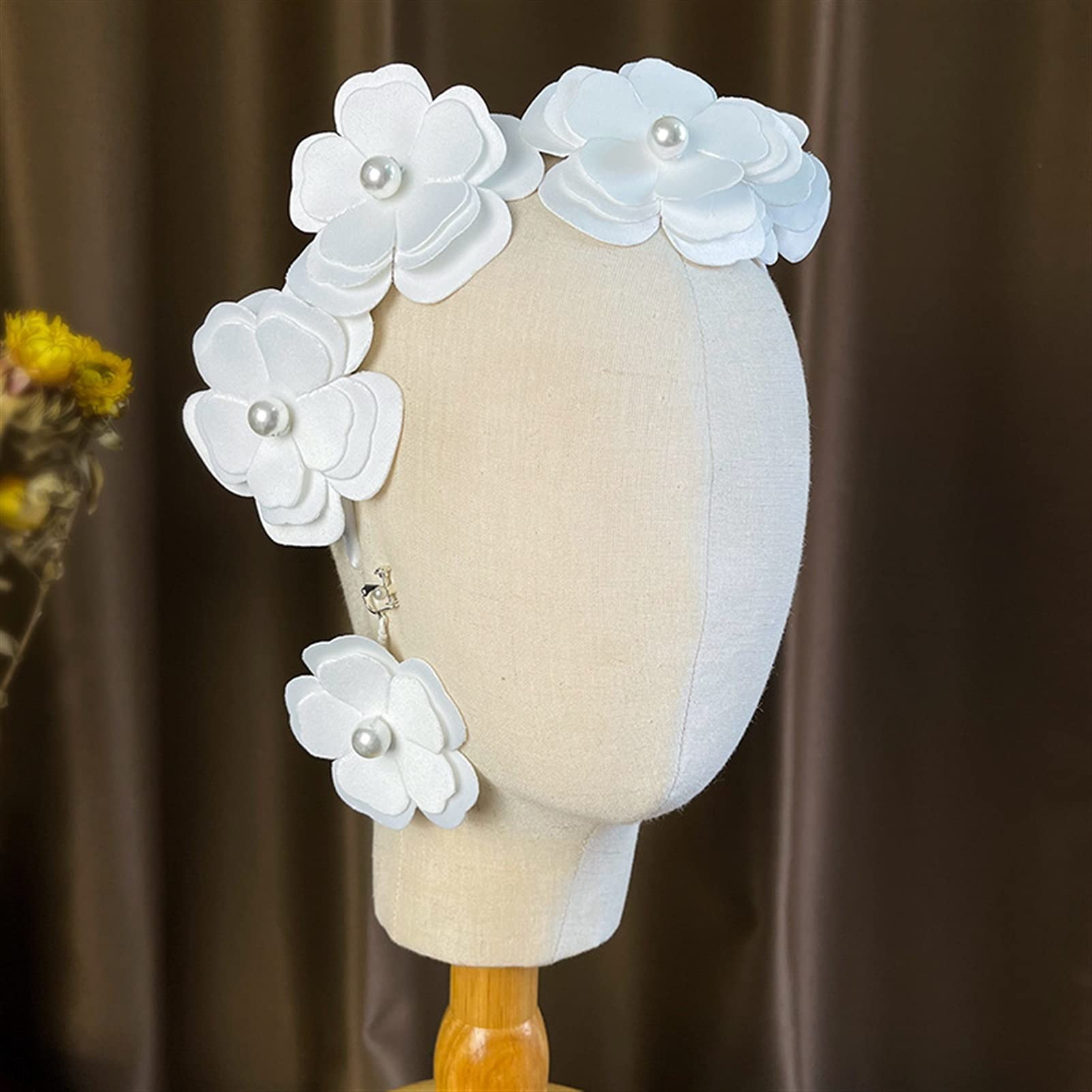 Amazon Co Jp ブライダルヘッドピース 白い花の結婚式の冠ヘッドバンドティアラの真珠のイブニングヘアバンド花嫁の ヘアアクセサリーpromジュエリー デコレーションヘッドバンド 本