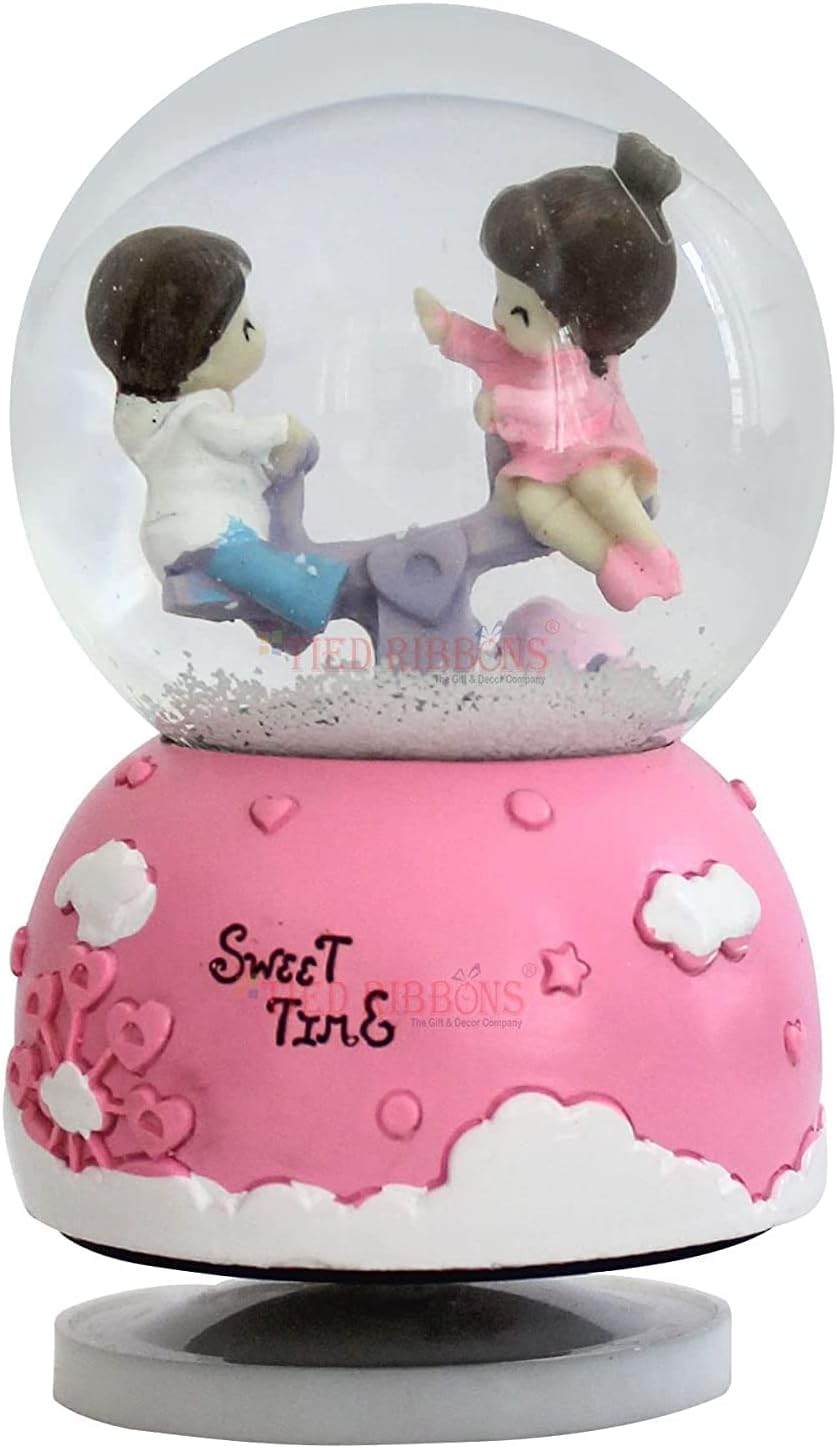 VANDY LIFESTYLENew Romantic Love Couple Snow Globe with Musical Rotating Showpiece Statue for Home Decor Living Room Bedroom (14 cm x 9 cm)