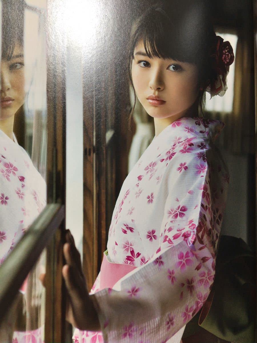 Amazon.co.jp: 浜辺美波 1st写真集「瞬間」 : おもちゃ