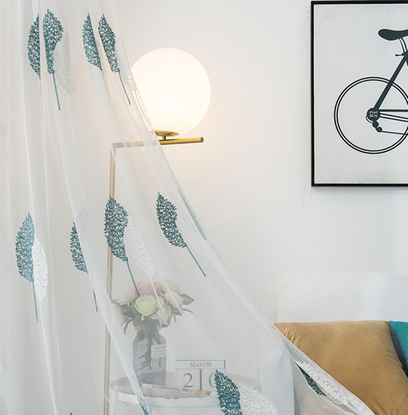 Voilage fenetre salon en gaze blanche brodée pour une ambiance cocooning
