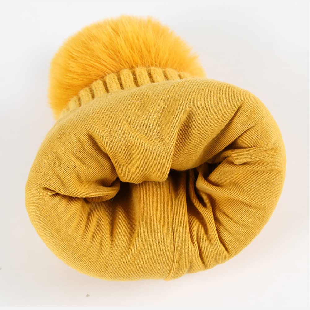Een Schattig Kaukasisch Meisje Speelt Verstoppertje Met Een Warme, Grijze Wintermuts, En Draagt