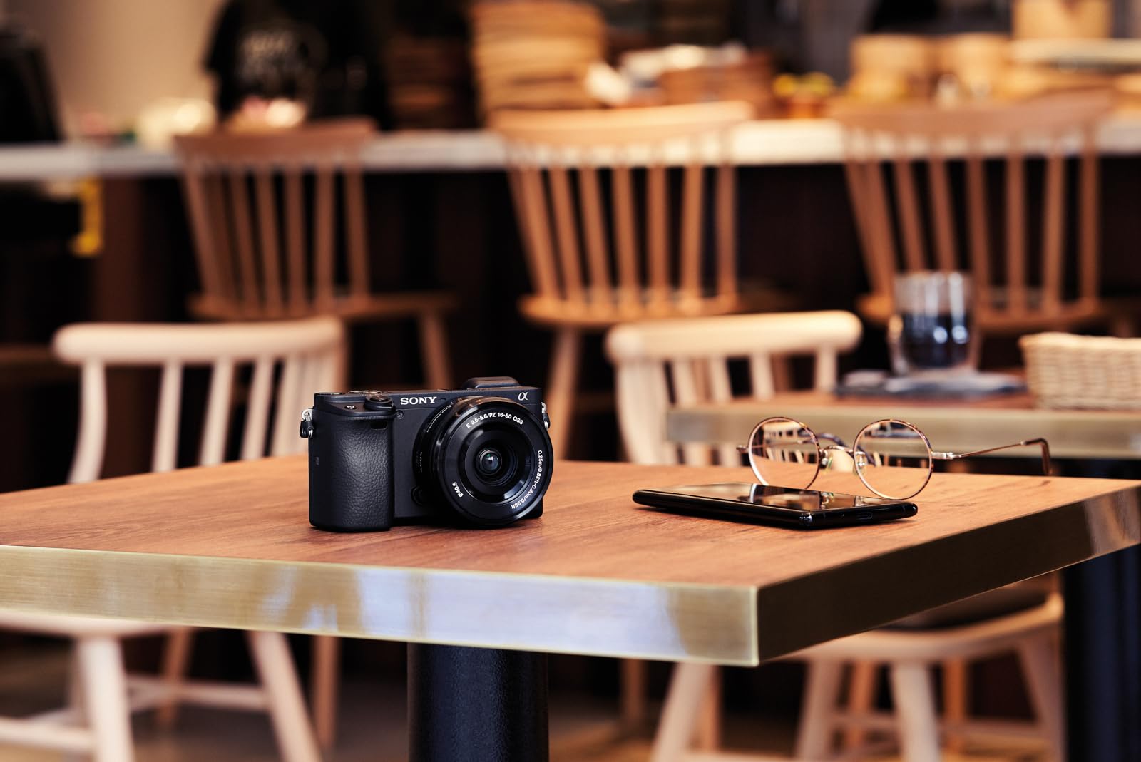 Sony Alpha 6400 (APS-C) Fotocamera con obiettivo 16-50 mm – Autofocus con rilevamento degli occhi da 0,02 s, video 4K, display ribaltabile, ideale per vlogging, fotografia e viaggi
