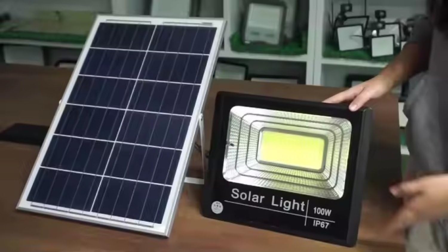 Reflector Solar LED de Alta Potencia Yaoye - 100 Watios - 108 Piezas LED - 3000K, 6500K - con Panel Fotovoltaico Policristalino, Batería LiFePO4 y Control Remoto para Iluminación Exterior Eficiente