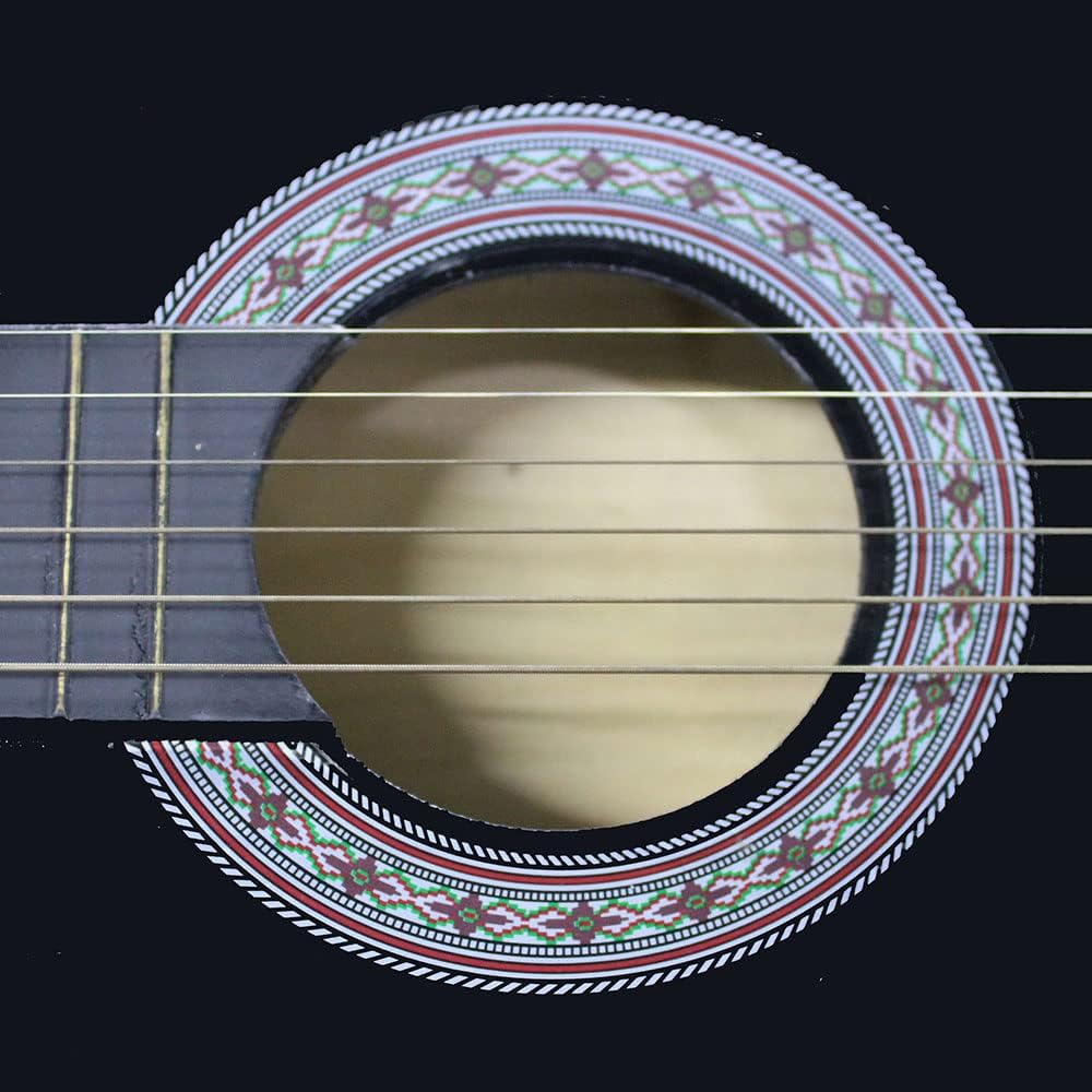 Close na rosácea do violão preto mostrando detalhes da decoração colorida em padrão geométrico, cordas e boca do violão com parte do braço visível.