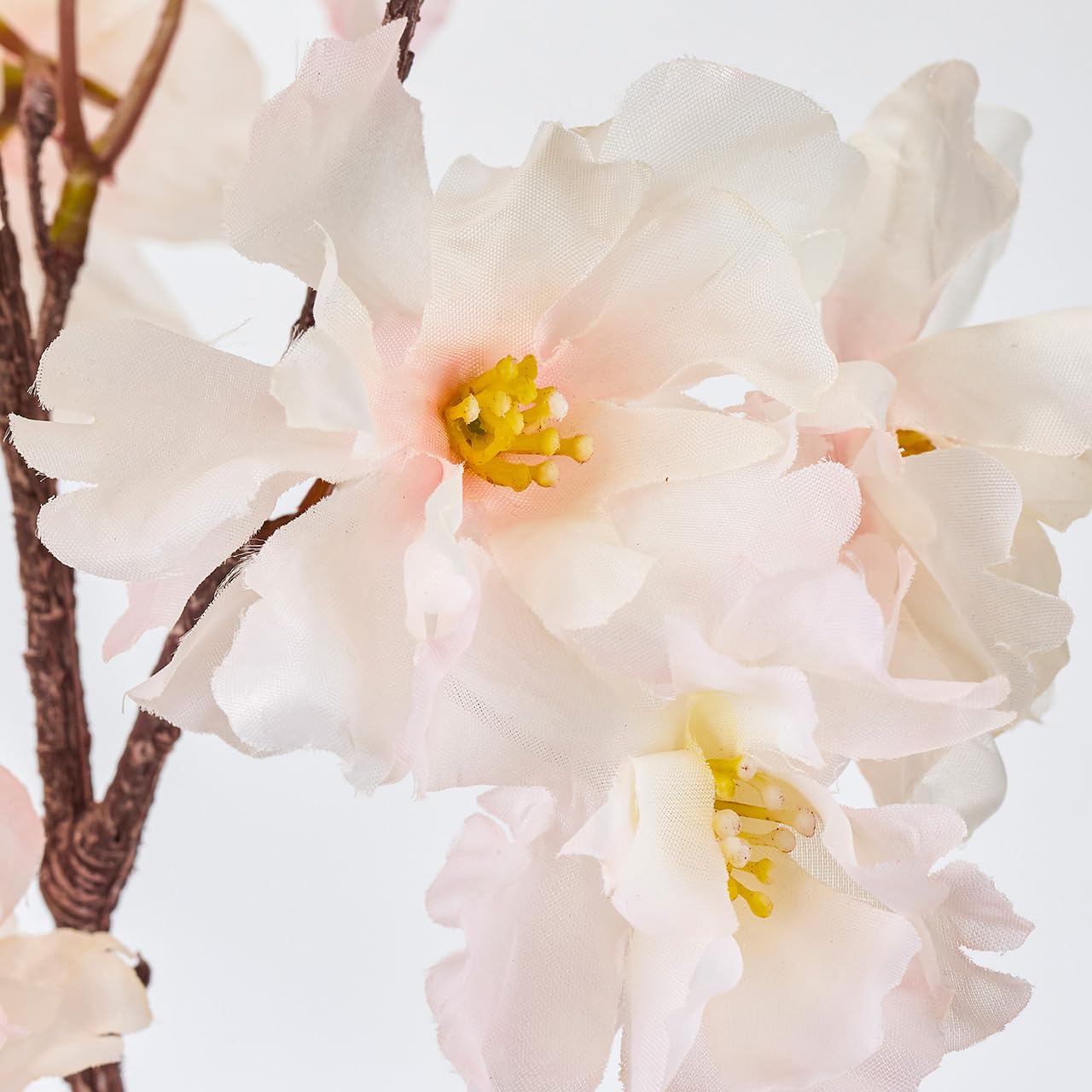 桜の花 オニツカタイガーから、天然桜で染めた淡いピンクレザーの