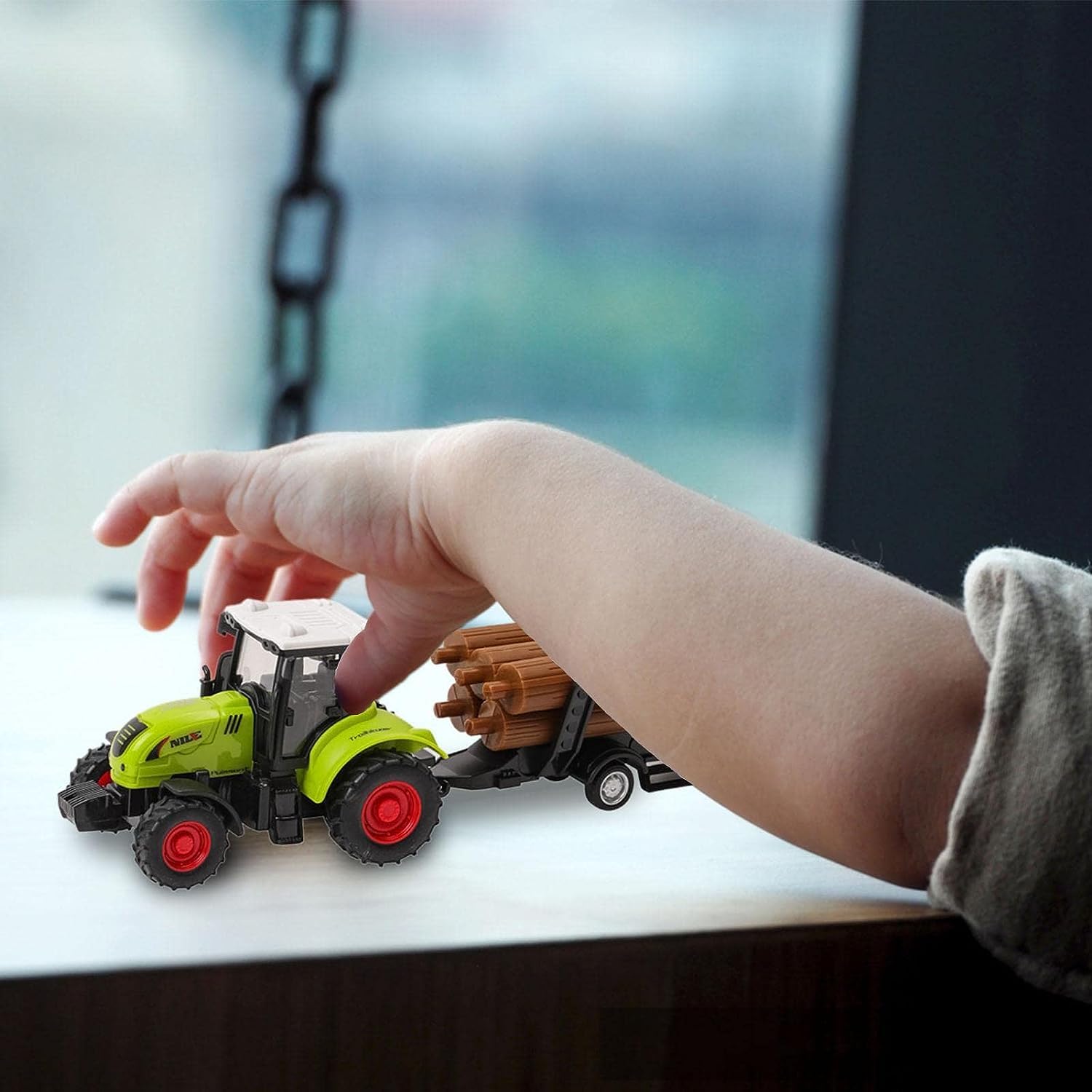 Ensemble de Jouets de la Ferme 1:55, 2 tracteurs à Friction, Un avec Chargeur Frontal et Pince à bûches + 3 remorques universelles + 5 Troncs d'arbre pour Les Enfants à partir de 1 an