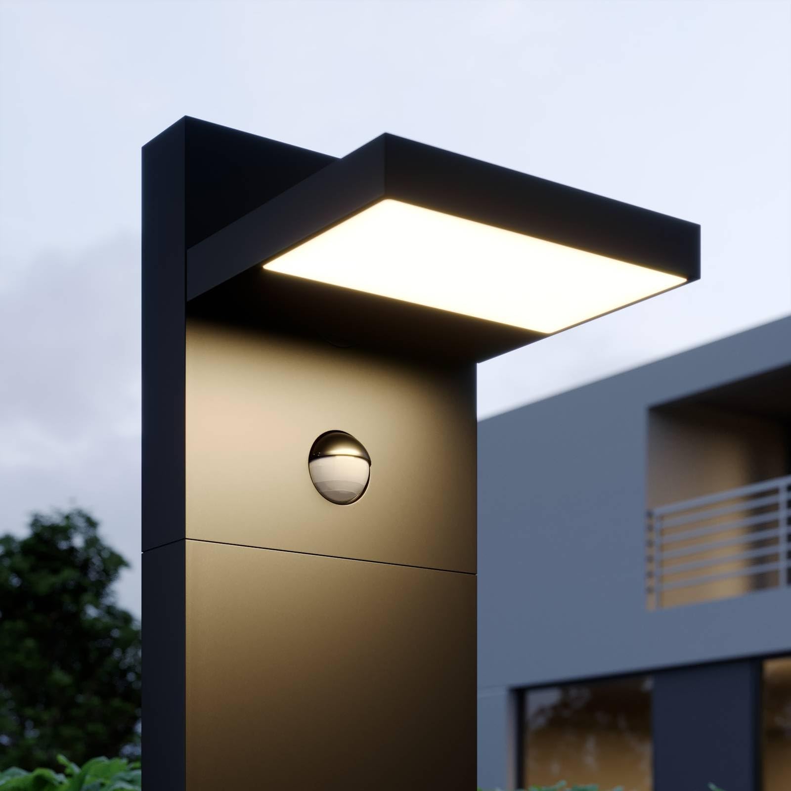 Lucande LED Außenleuchte Silvan mit Bewegungsmelder (spritzwassergeschützt (Modern) in Schwarz aus Aluminium (1 flammig,) - Wegeleuchte Pollerleuchte Wegelampe Sockelleuchte