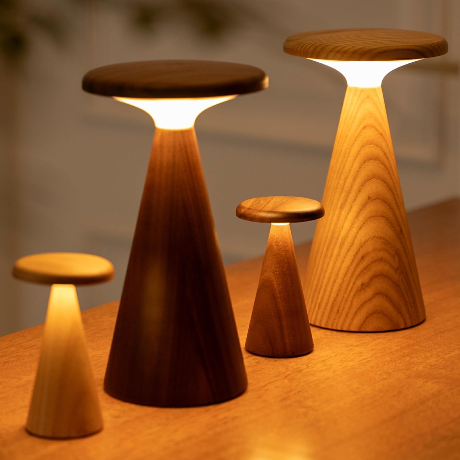 Gingko Design Sylva - Lámpara de mesa grande, nogal, lámpara escultórica de madera con iluminación ambiental cálida | Lámpara decorativa moderna para sala de estar o dormitorio