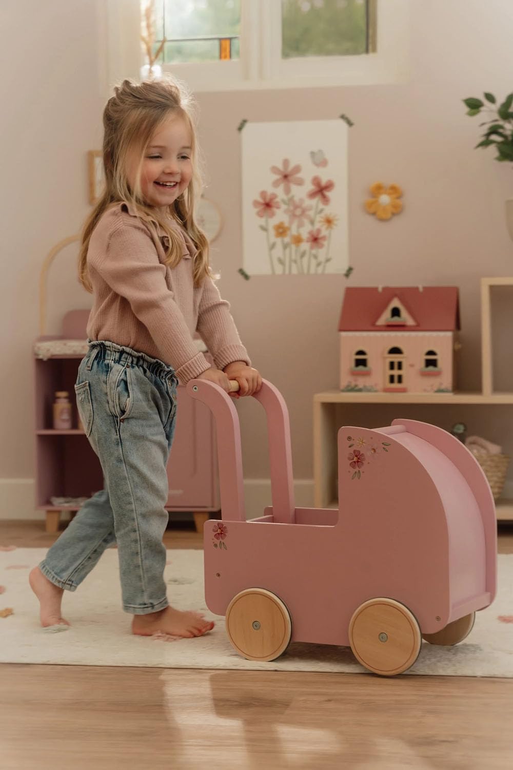 Little Dutch Cochecito para muñecas de madera, incluye ropa de cama, ruedas de goma, flores blandas, color rosa