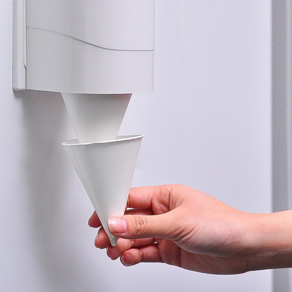 DOITOOL Bicchieri Pratici di Carta Conici 250 Usa e Getta Colore Bianco Resistente per Uffici e Ricevimenti Domestici