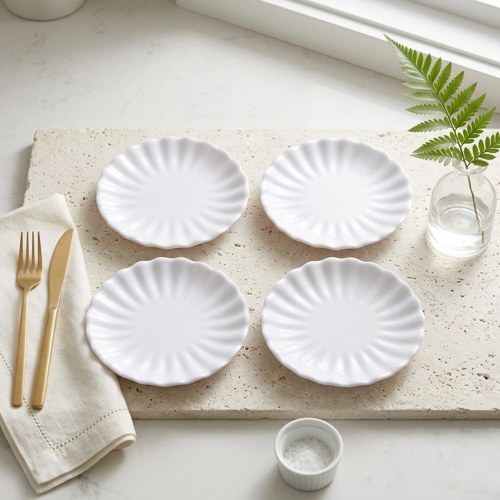 Lot de 4 assiettes plates en mélamine blanche avec bords en relief et bords fleuris - Résistantes aux chocs - Pour la maison et le restaurant (25,4 cm)