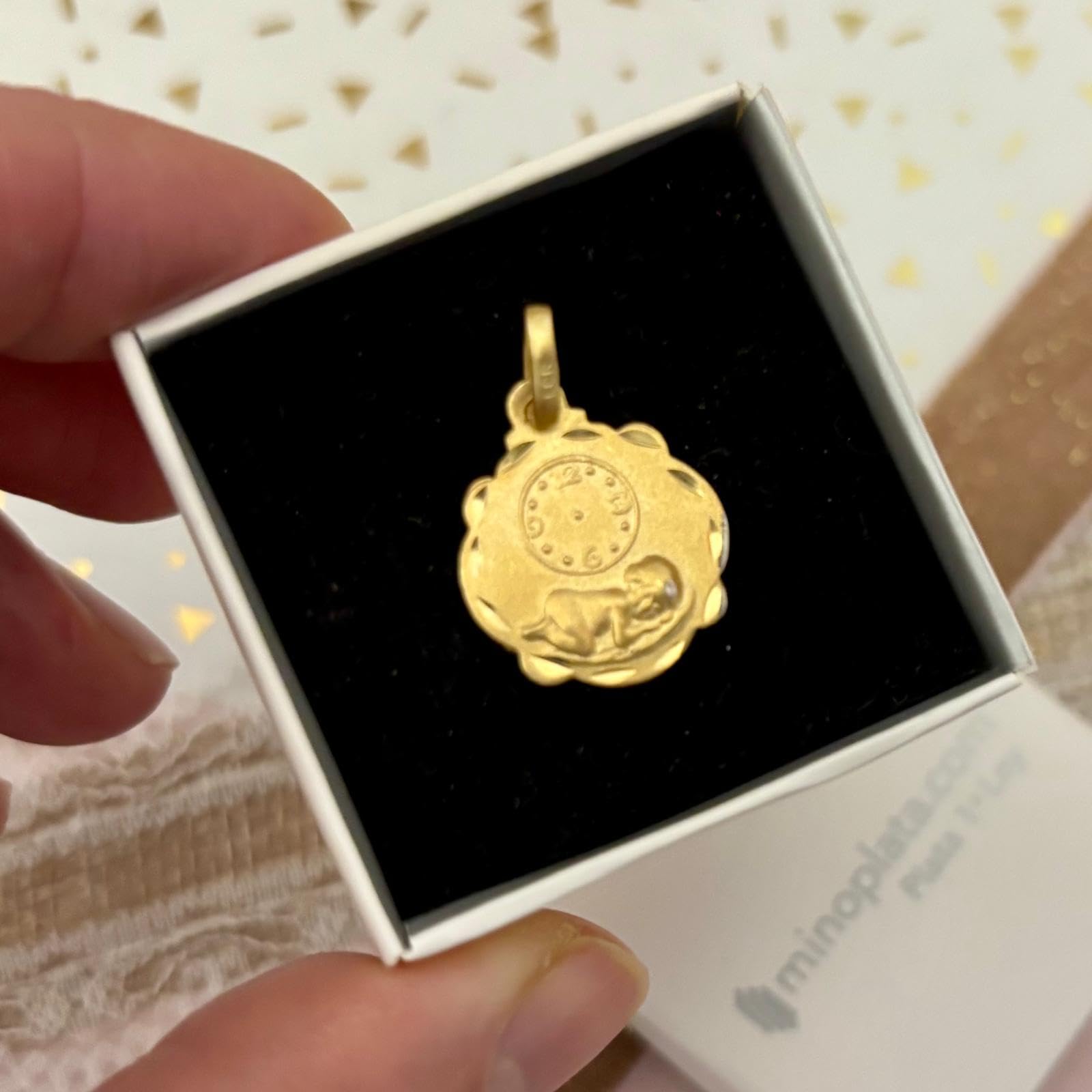 Medal narodzin z zegarkiem, srebro próby 925 pozłacane, tłoczony wzór dla niemowląt, 16 x 20 mm, z pudełkiem prezentowym