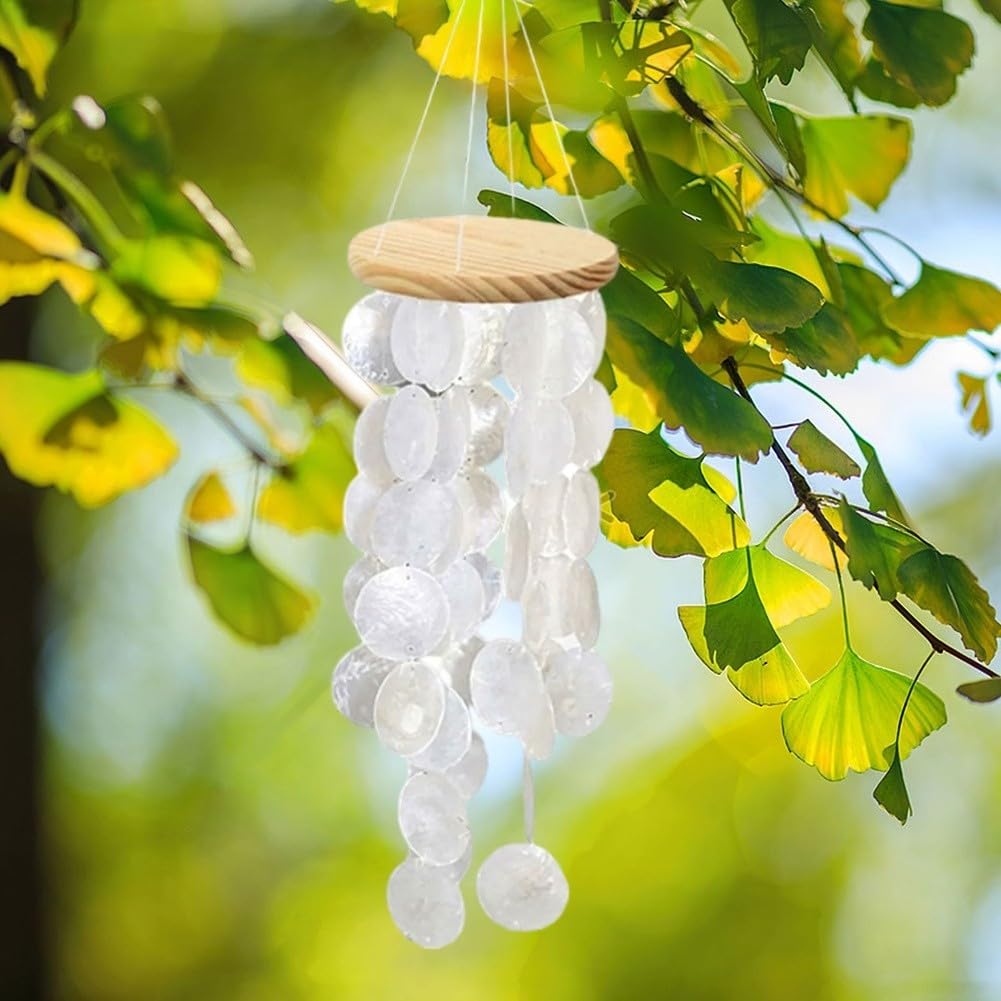 Handgefertigtes 71,1 cm großes Capiz-Muschel-Windspiel mit runden Muscheln und Holzplatte, entworfen für den Außenbereich, um Ihrem Raum ruhige Klänge und Küstenstil zu verleihen (weiß)