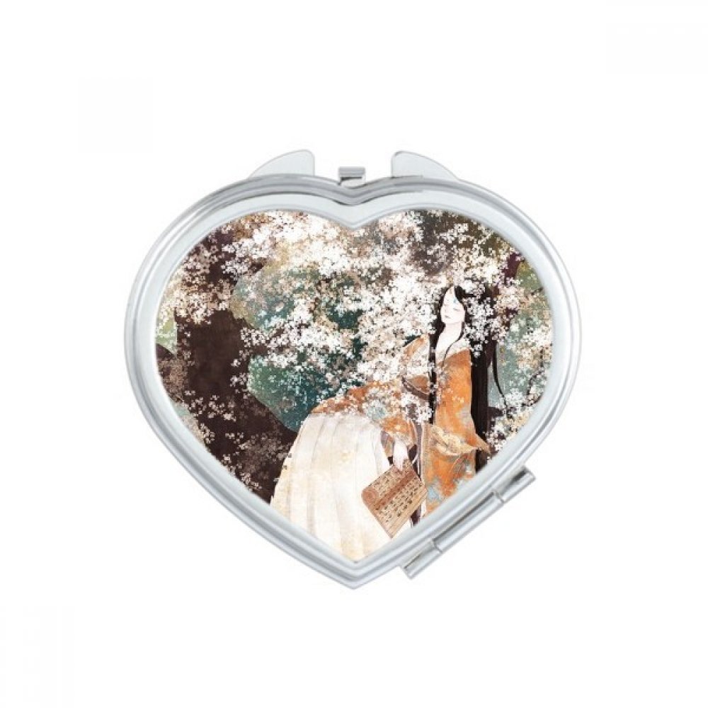 Miroir compact mignon pour des retouches maquillage au bureau