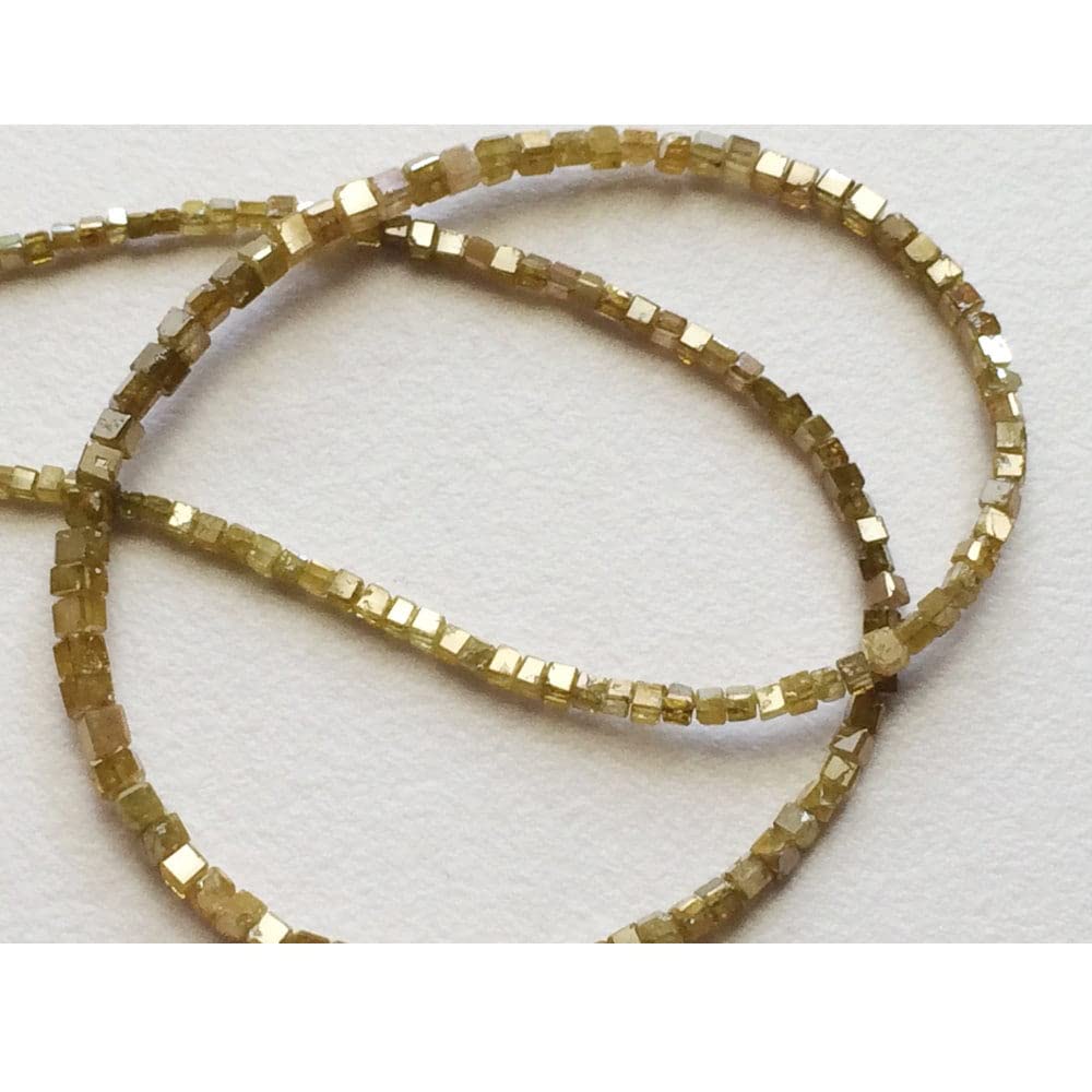 1,5 mm do 2,5 mm Żółte, błyszczące diamenty Kostki w pudełku Fasetowane koraliki diamentowe - Bezkonfliktowe fasetowane kostki Diamenty na biżuterię (4 cale do 16 cali), 1,5 MM - 2,5 MM, 16 cali
